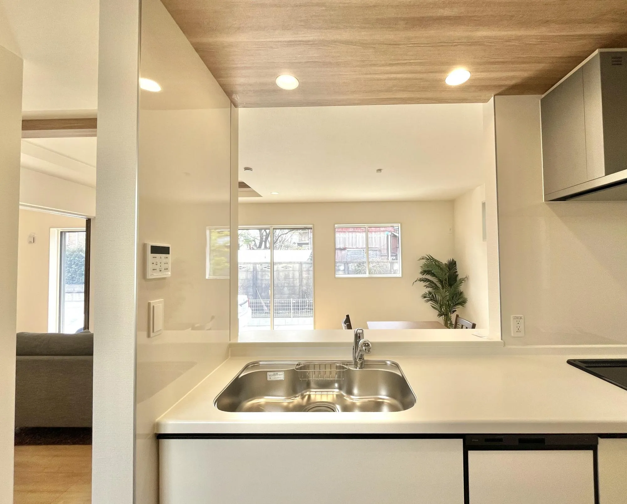 家族のコミュニケーションが自然と生まれる、対面式キッチン・リビング階段仕様。料理をしながらリビング全体を見渡せる、開放感のある空間設計です
