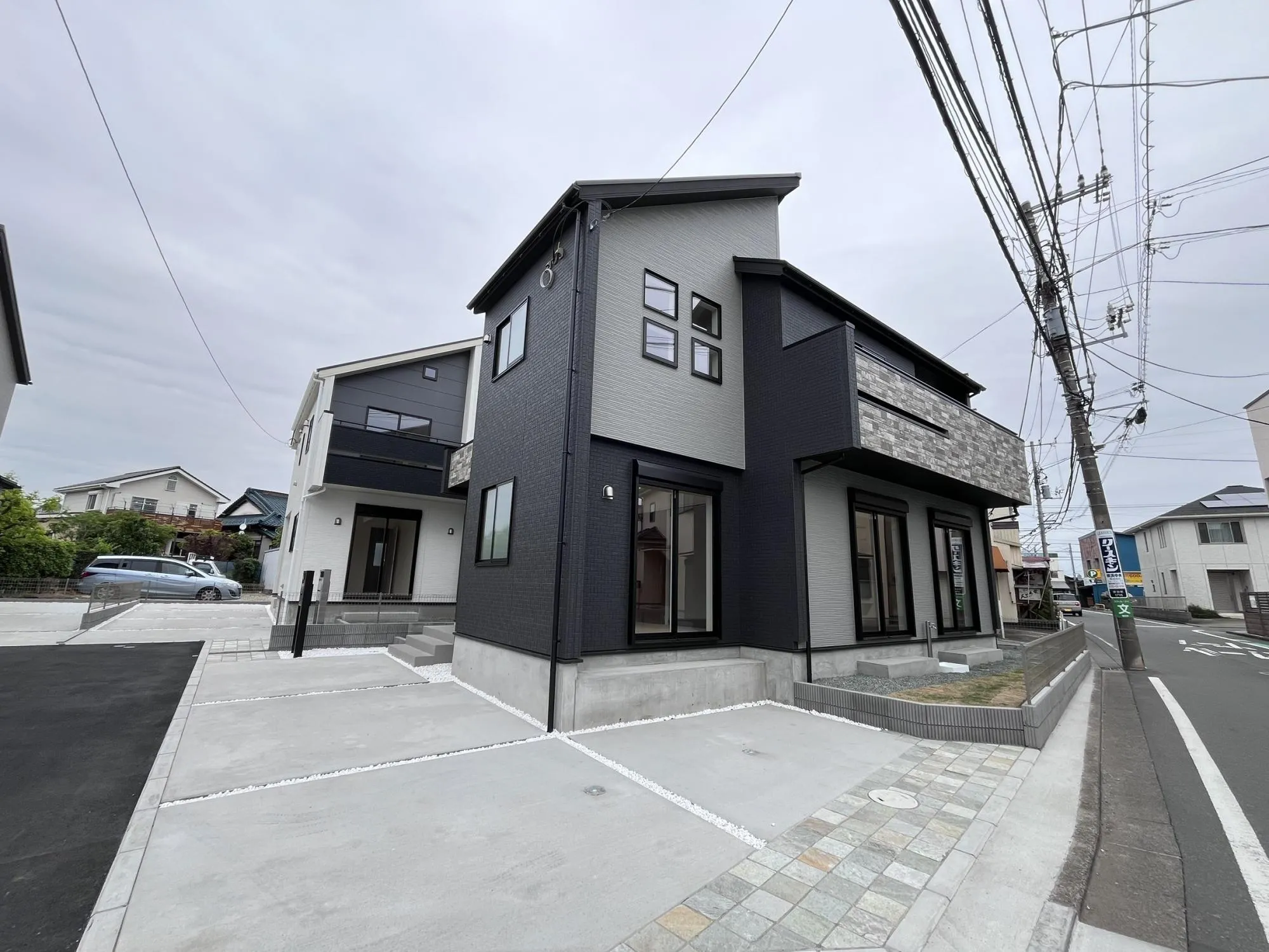 重厚感の中にスタイリッシュさを兼ね備えた外観。落ち着いたカラーリングが上質な暮らしを演出します。
