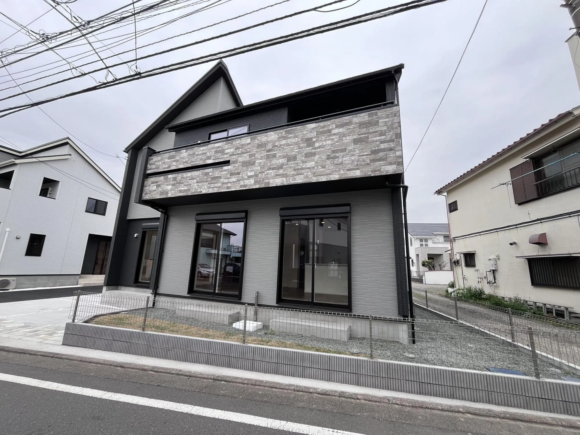 南道路に面し、日当たり良好!明るく開放的な住まいで、毎日が心地よい空間に。カースペース2台分完備で、ご家族や来客にも便利です。
