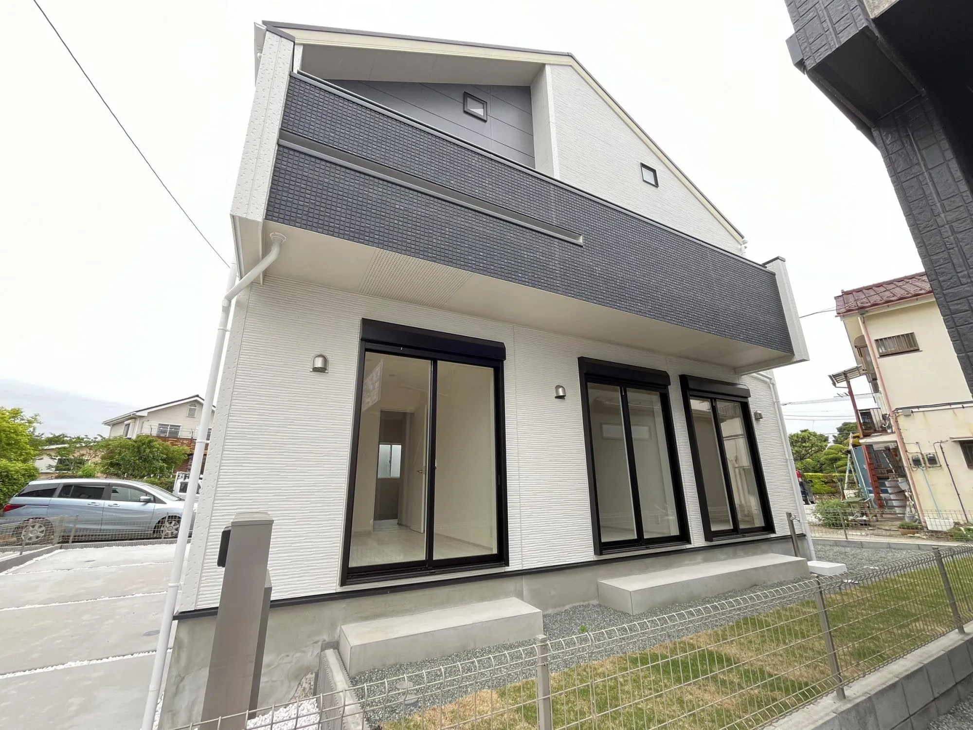 開発道路に面した物件。車通りが少ないため、小さなお子様がいるご家庭にも安心。駐車もスムーズに行えます。