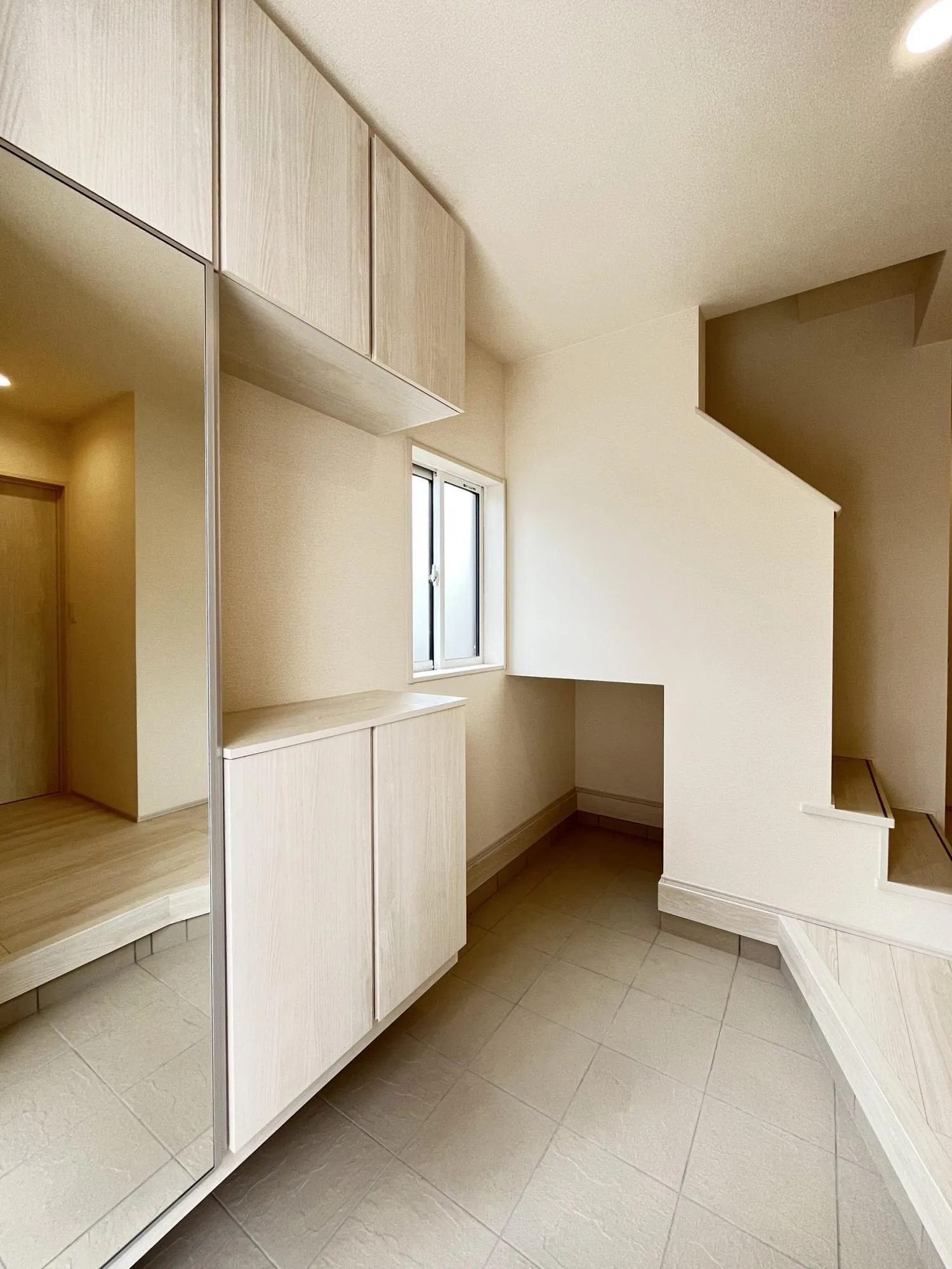 玄関は住まいの顔。広さと収納を兼ね備えた設計で、家族もゲストも心地よく迎えます。
