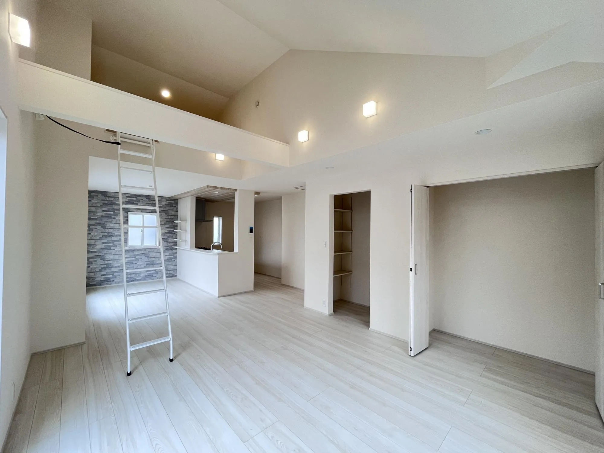 大きな窓から差し込む陽光が、リビング全体を明るく照らします。広々とした空間で、家族の会話も弾む毎日を。
