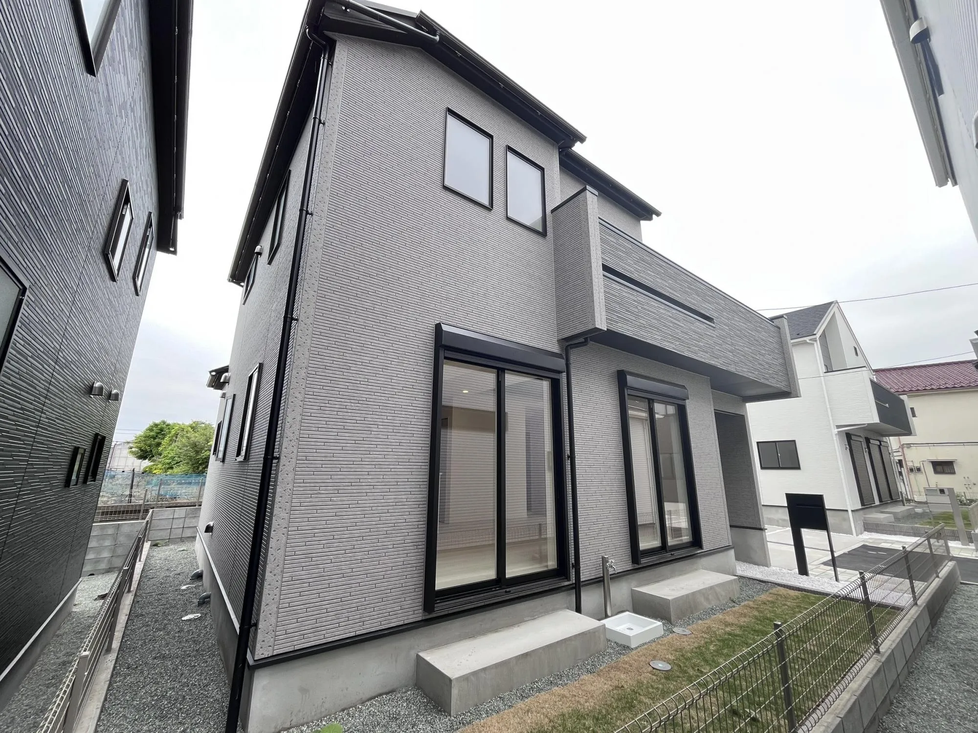 重厚感の中にスタイリッシュさを兼ね備えた外観。落ち着いたカラーリングが上質な暮らしを演出します。
