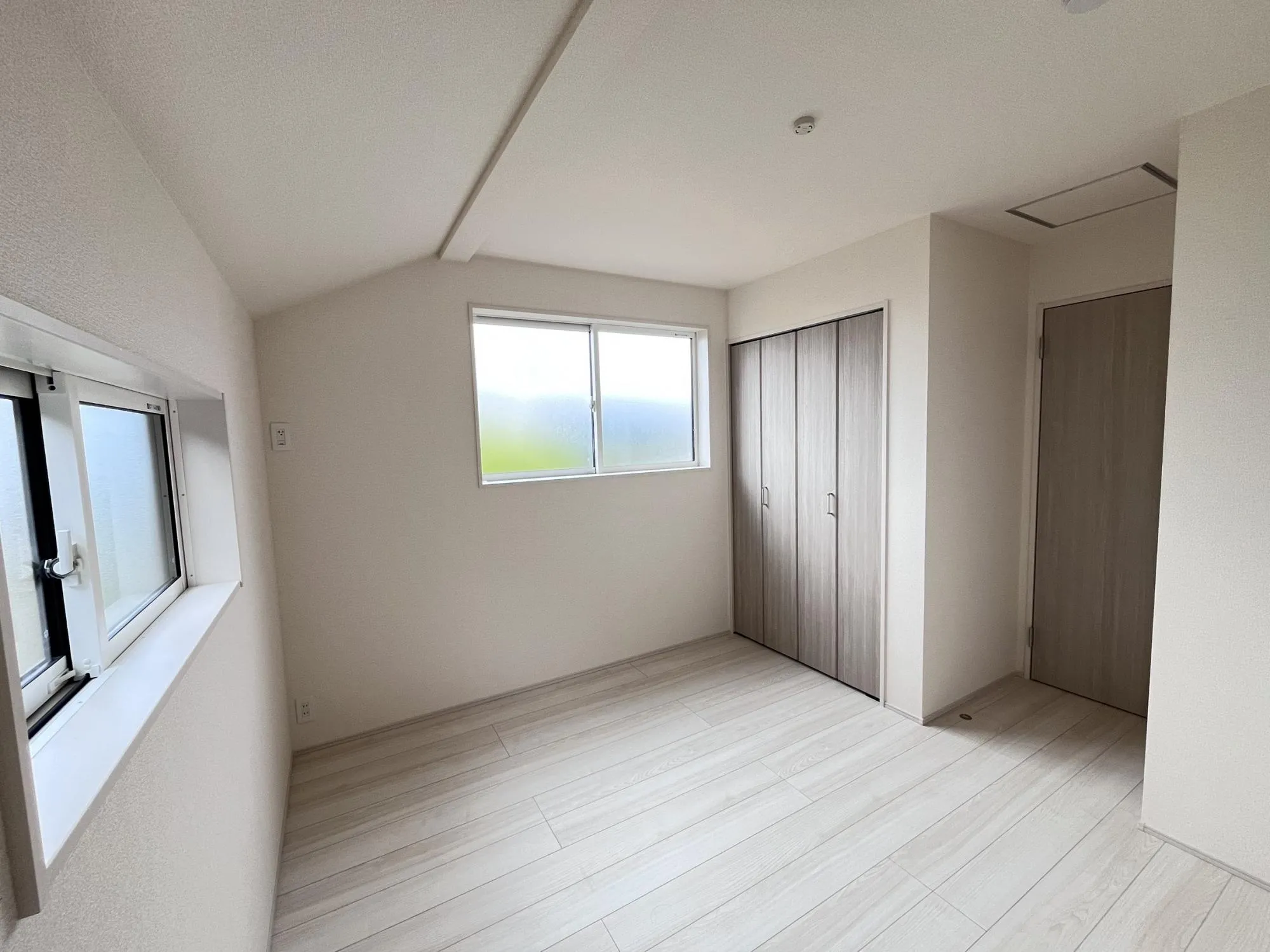 主寝室として最適な洋室は、2面採光で明るさたっぷり。
間接照明が空間に温かみを加え、リラックスできる居心地の良いお部屋です。
