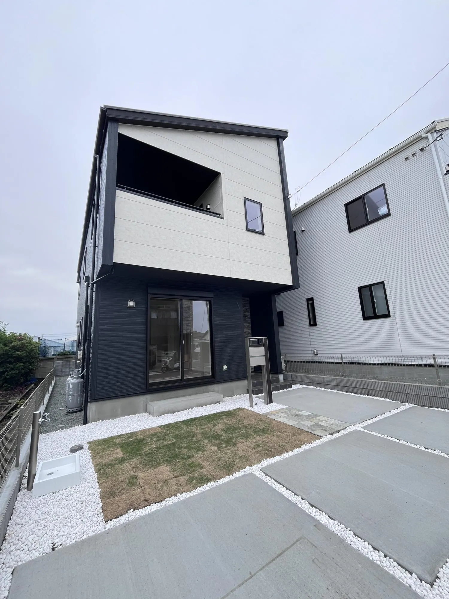 重厚感の中にスタイリッシュさを兼ね備えた外観。落ち着いたカラーリングが上質な暮らしを演出します。
