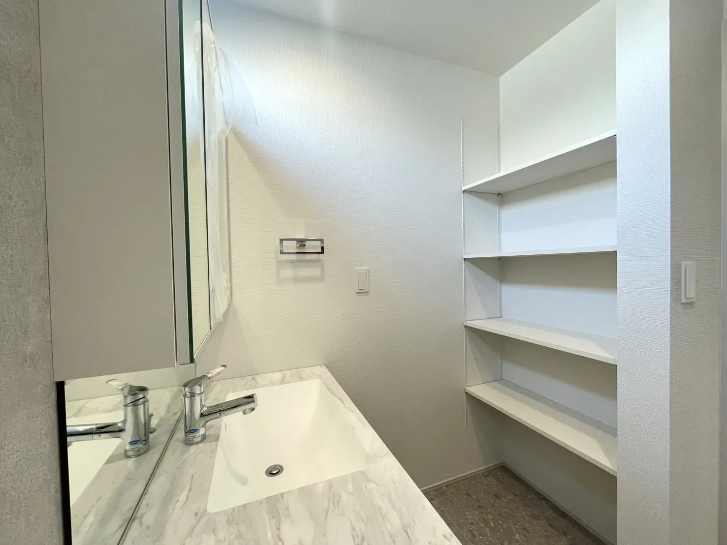 洗面　可動棚4段