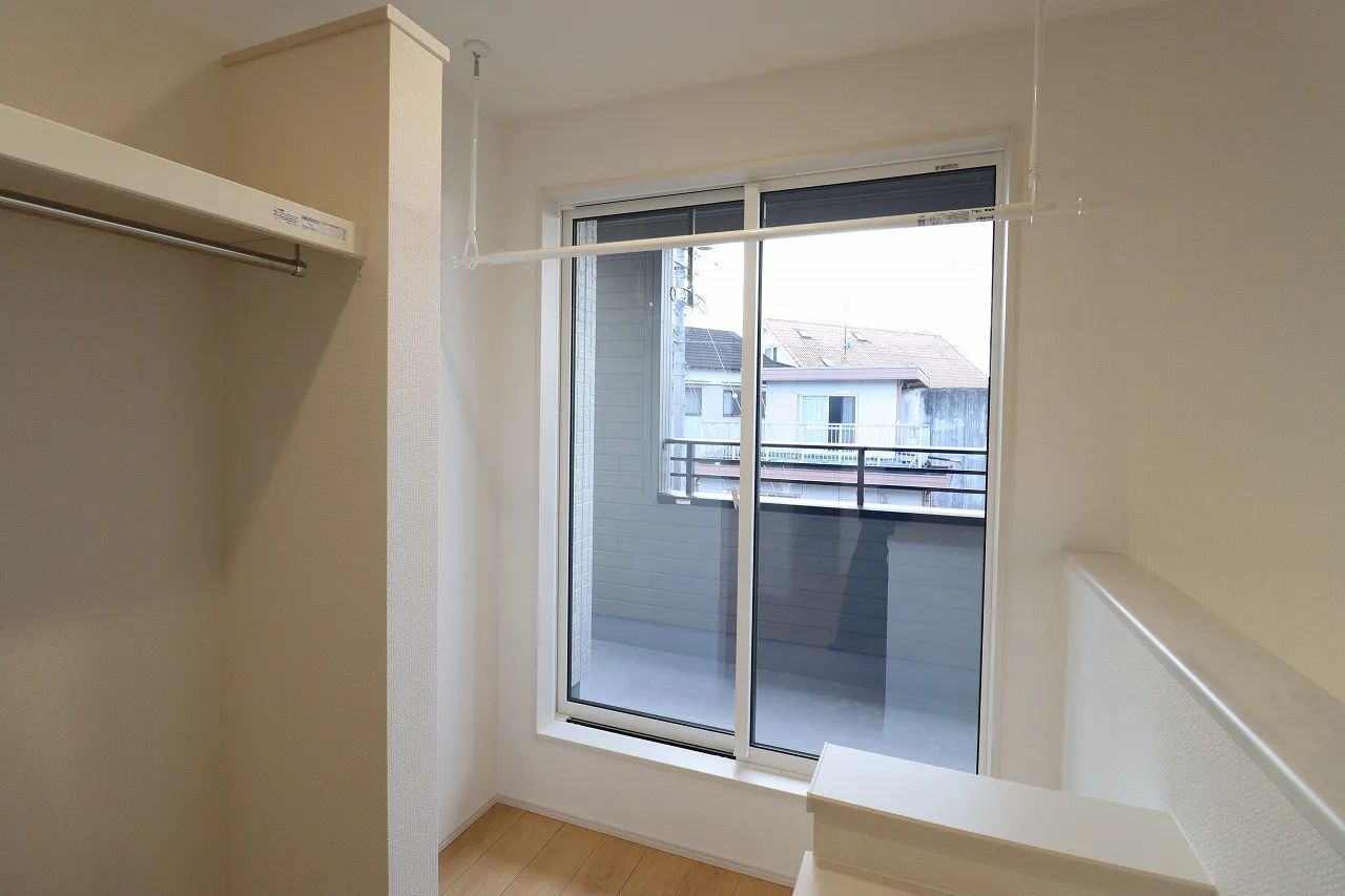 ①号棟　2階廊下室内物干し