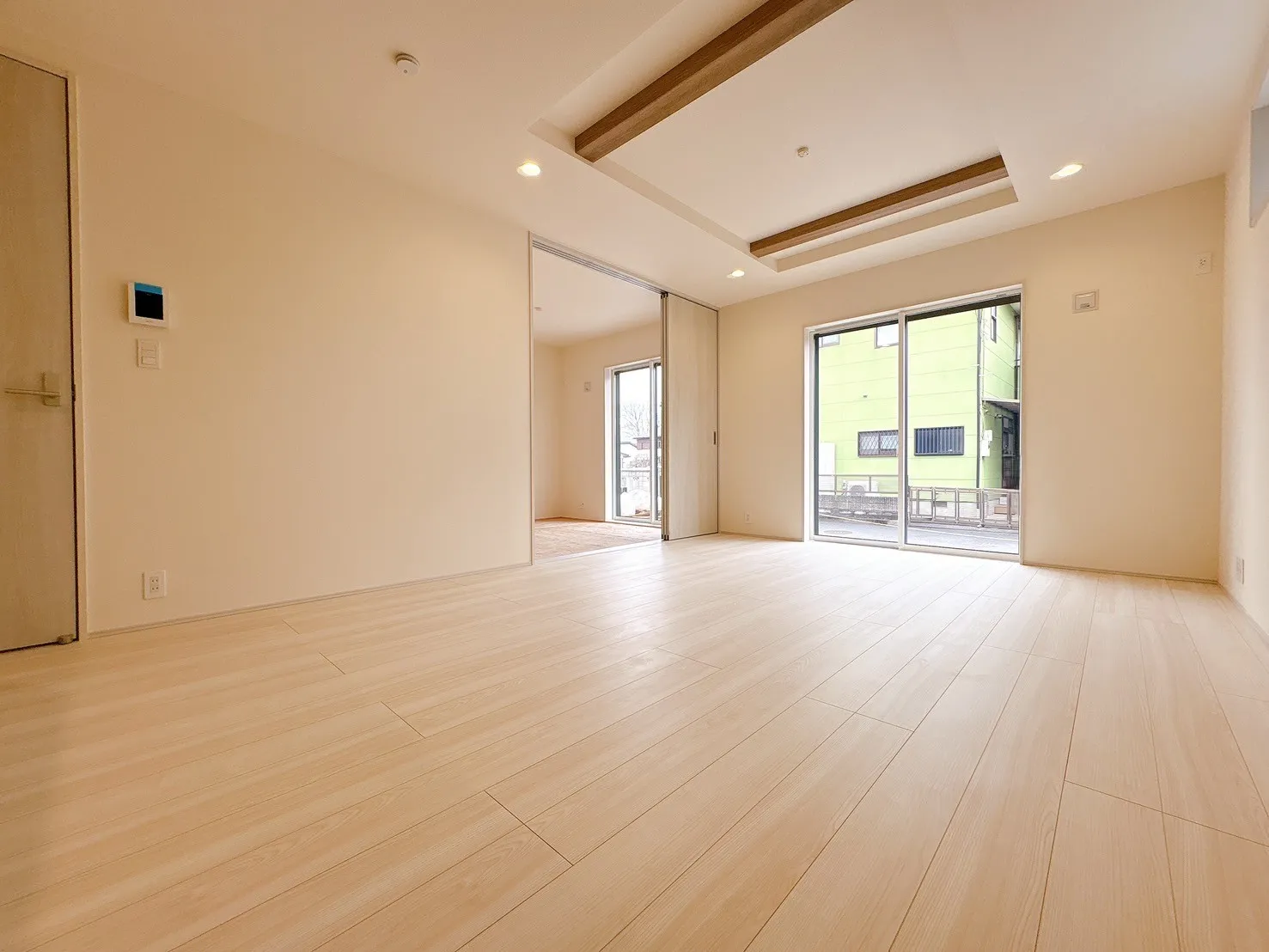 【LDK(16.50帖)】陽当たり良好な明るく開放感のあるLDK。16.5帖の広さを確保しているため、レイアウトの自由度が高く、大型家具も無理なく配置可能です。