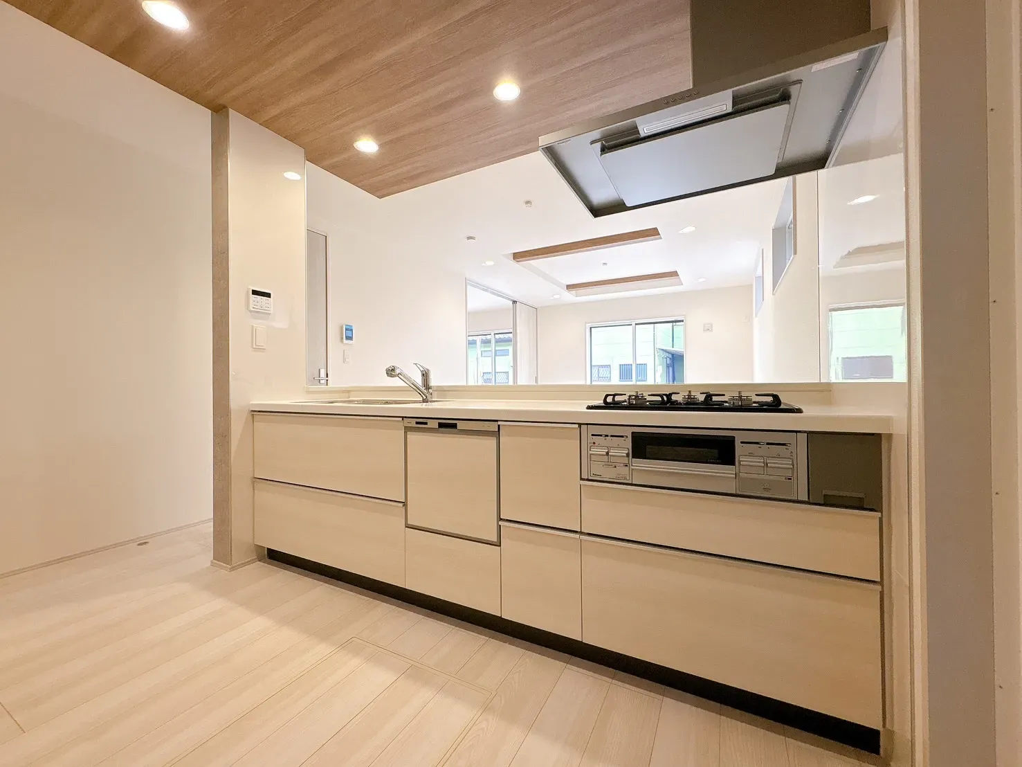 【キッチン】システムキッチンには、家事負担を軽減する食器洗乾燥機&グリル付き3口コンロを搭載しています。機能的な設備で家事負担を軽減◎