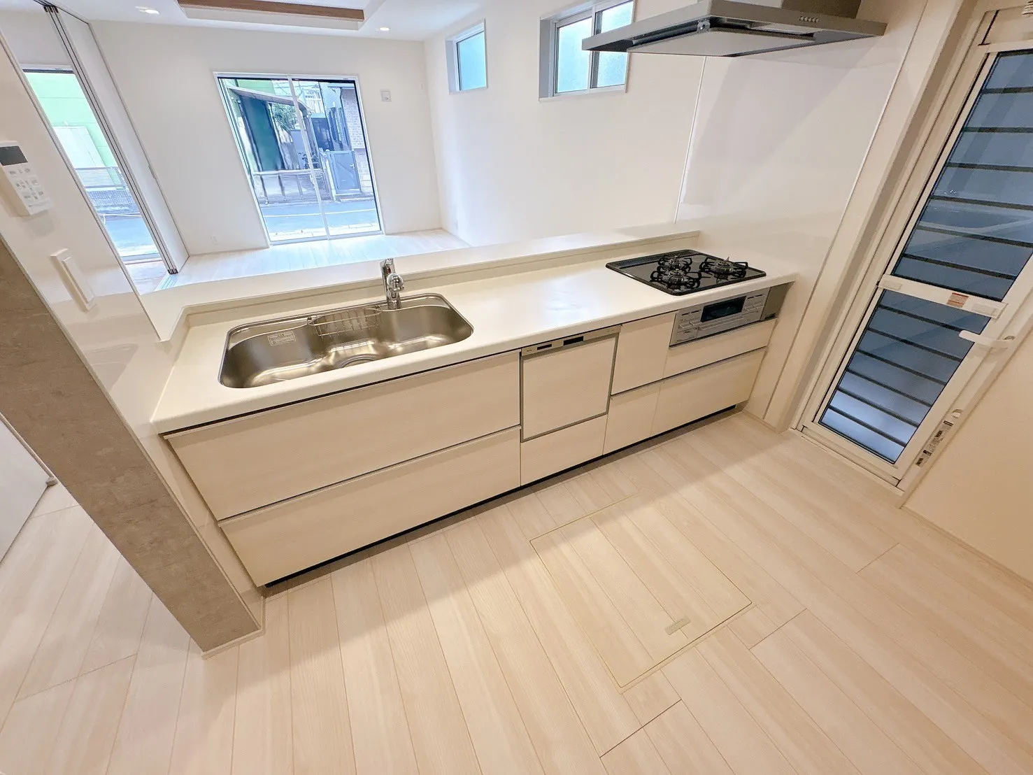 【キッチン】リビング全体が見渡せる対面キッチン◎LDKを一望できる、明るく開放感溢れるキッチンレイアウト!家族との会話が自然と生まれる設計です。