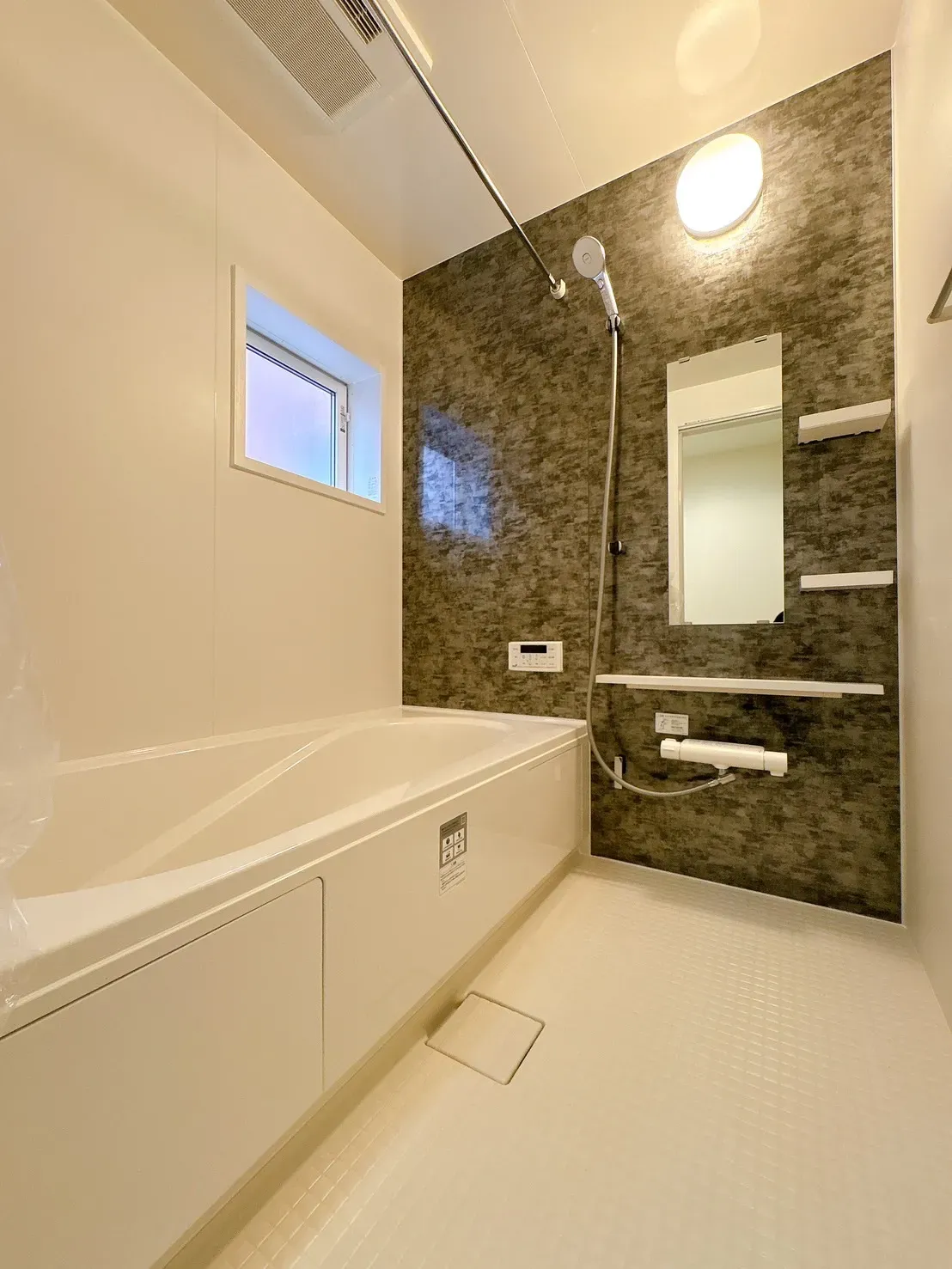 【浴室】雨の日や夜間の洗濯乾燥に便利な浴室換気乾燥機付きの浴室。ゆったりとした浴槽で、1日に疲れを癒していただける浴室です。洗濯物干しに便利な浴室換気乾燥機付き。