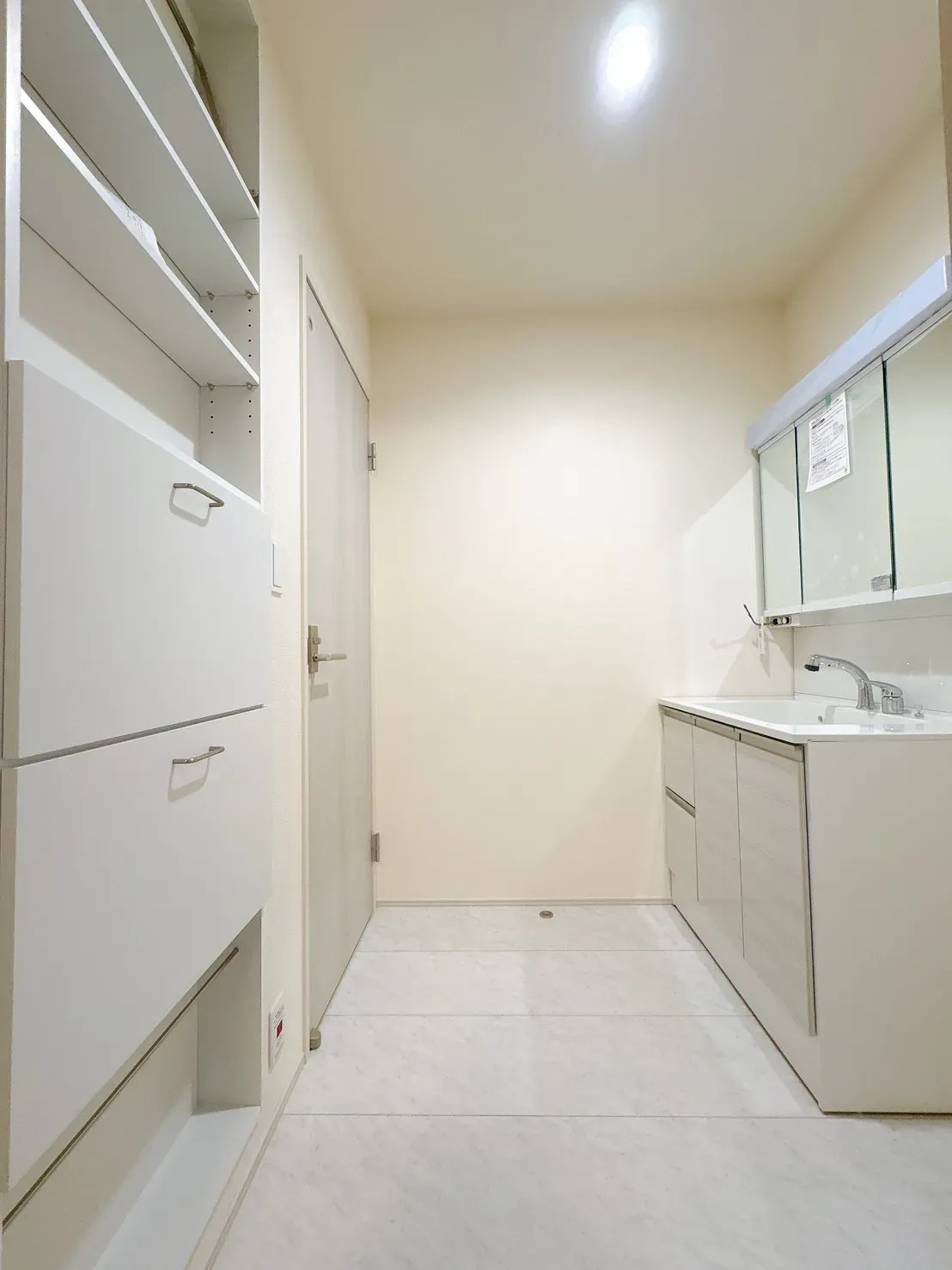 【脱衣所】高さ調節可能な可動棚付きのサニタリー収納◎洗剤やタオル、リネン類を用途に合わせて無駄なく整理でき、洗面室をすっきり保てます。白を基調とした明るく清潔感のある空間で、快適な身支度時間を叶えます。