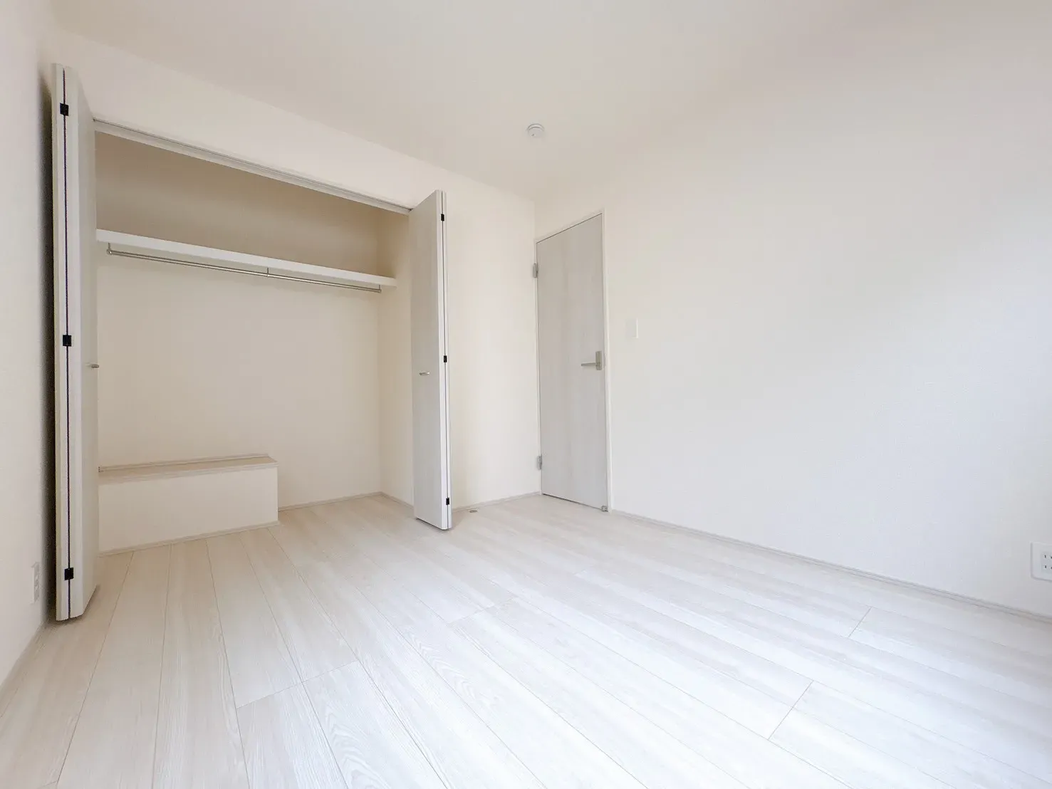 【洋室(5.25帖)】使い勝手の良いサイズのお部屋で、様々な用途でご利用可能◎扉付きのクローゼットが備わっており、身の回りの物をすっきり整理できます。