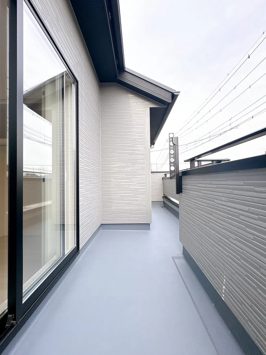 【バルコニー】2部屋(10.50・5.0帖)の洋室から行き来可能な続きワイドバルコニー♪洗濯物やお布団もゆったり干せる広さを確保。家族の暮らしにゆとりを生む、機能性と快適性を兼ね備えた空間です。