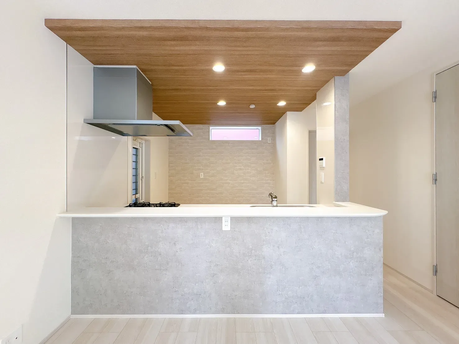 【キッチン前面】ポップアップ天井×アクセントクロスでメリハリのあるLDKに。立体感のあるデザインと、印象的なクロスが調和し、洗練された住空間を演出◎