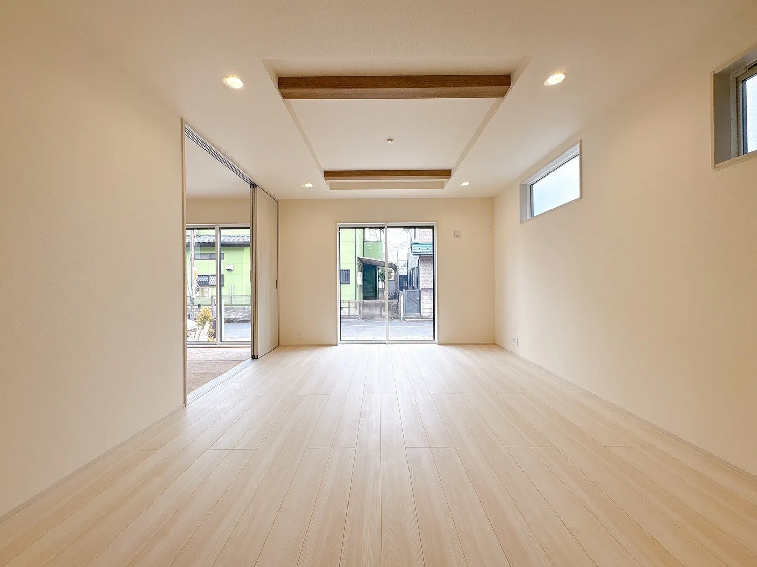 【折上天井】開放感を演出する折上天井。天井に立体感を持たせることで、空間に広がりと上質感をプラスしています。