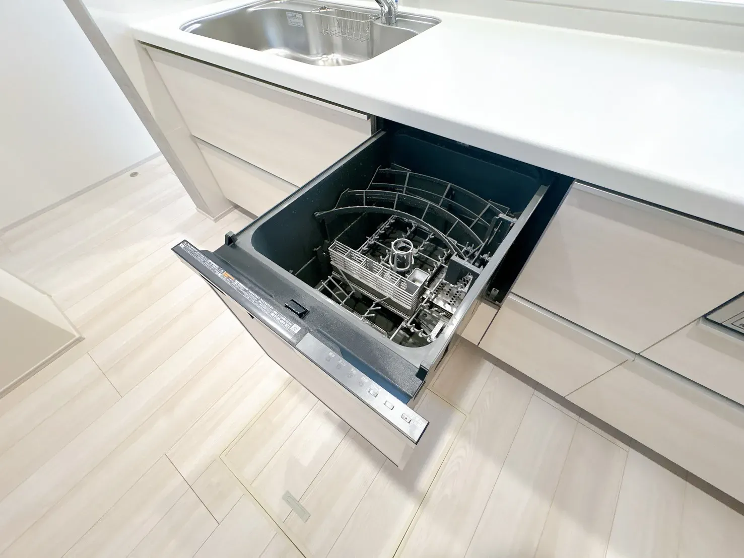 【食洗器】乾燥機能付き食洗器を標準装備◎洗浄から乾燥までワンタッチ!家事負担を軽減し、毎日の時間にゆとりを生み出します。