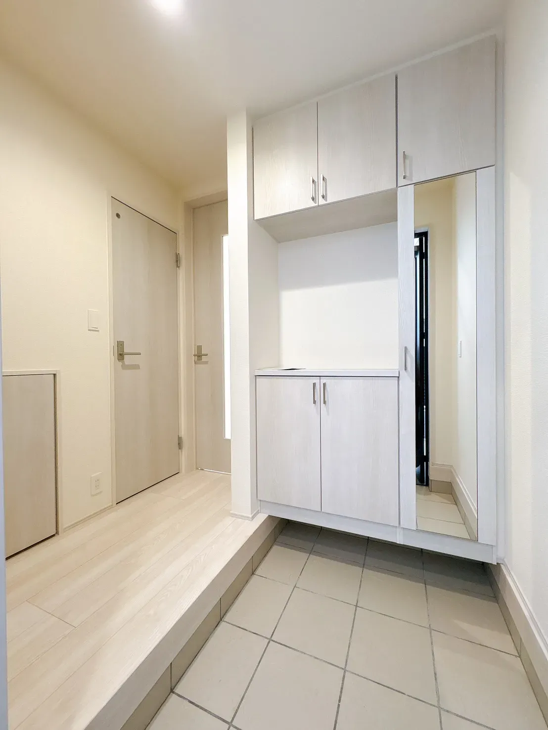 【玄関】ゆとりある広さの玄関です!シューズボックスは、姿見付きのため、外出前の身だしなみチェックが可能◎