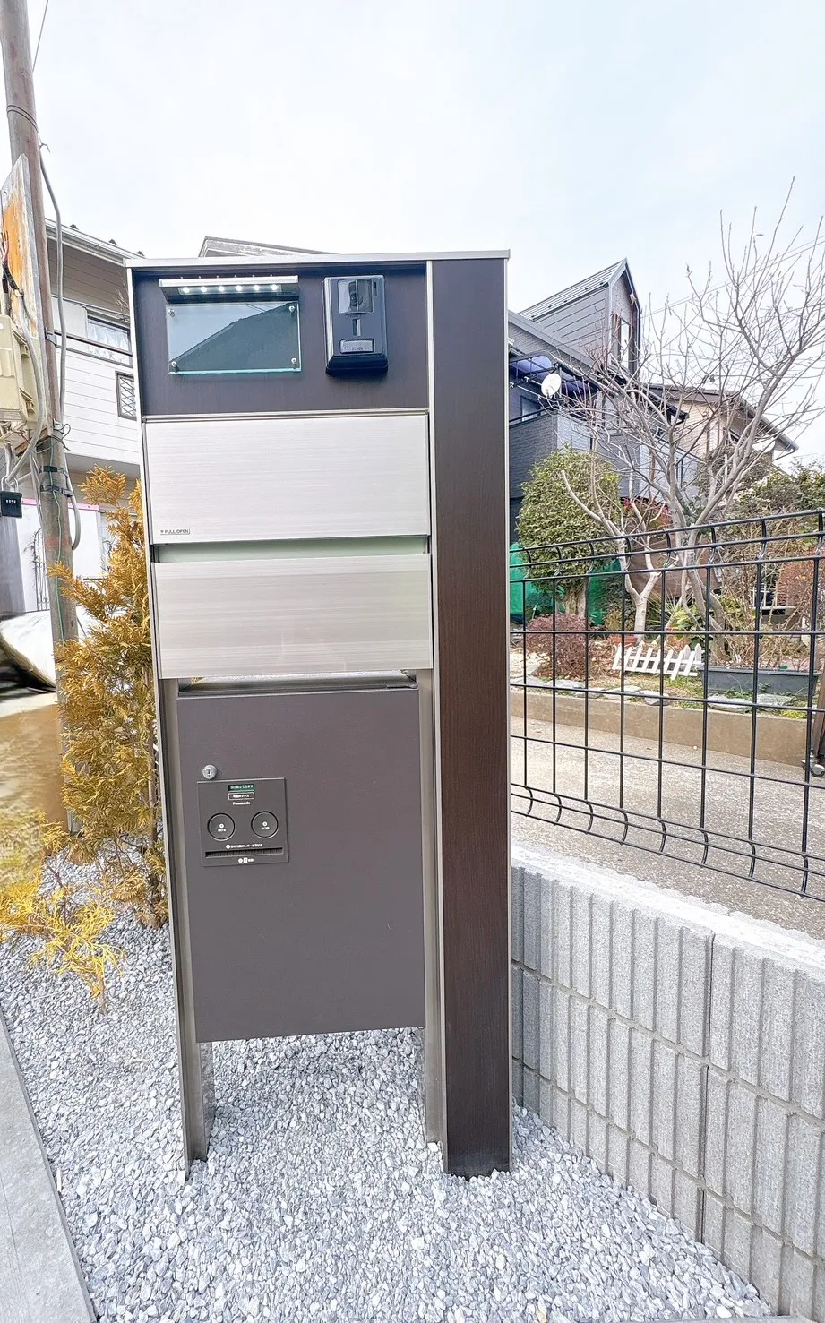 【玄関設備】テレビモニター付きインターフォンで来訪者を映像で確認できる安心設計。ポスト一体型の為に、外構回りもすっきとした印象です。