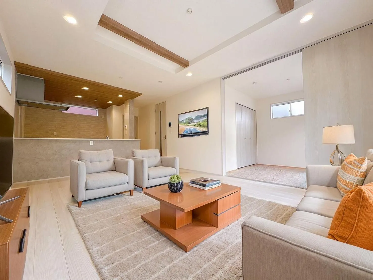 【リビング】ゆったりリビング!シャッター、折上天井と設備も充実です♪