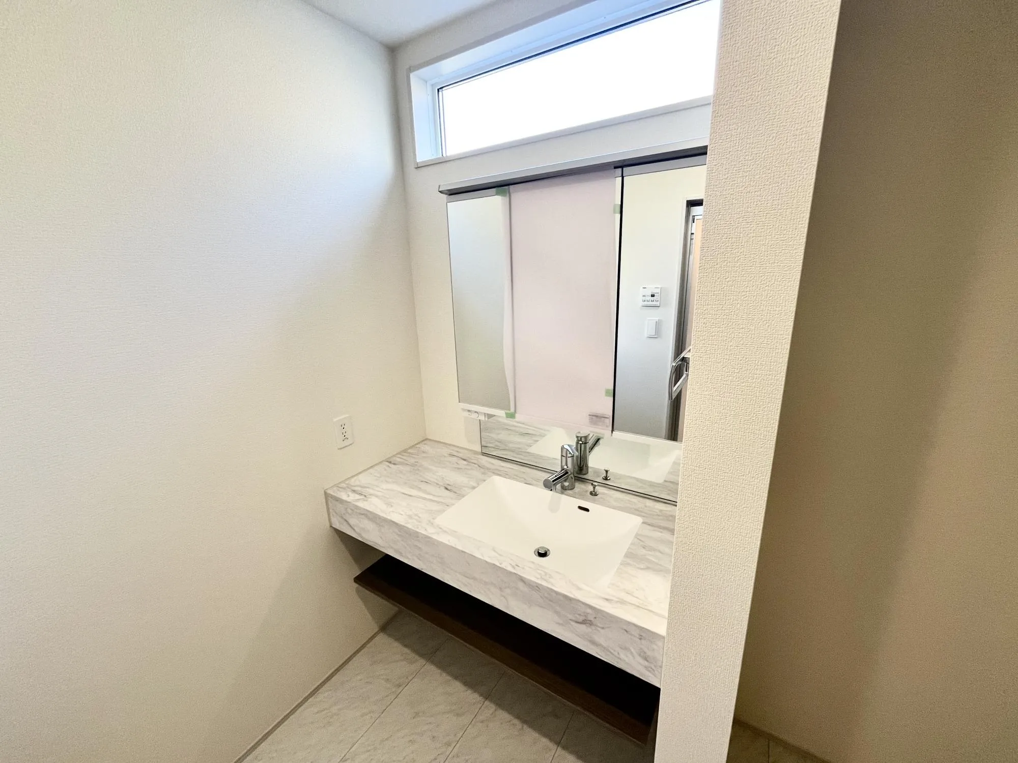 広々洗面台は朝の準備もスムーズに