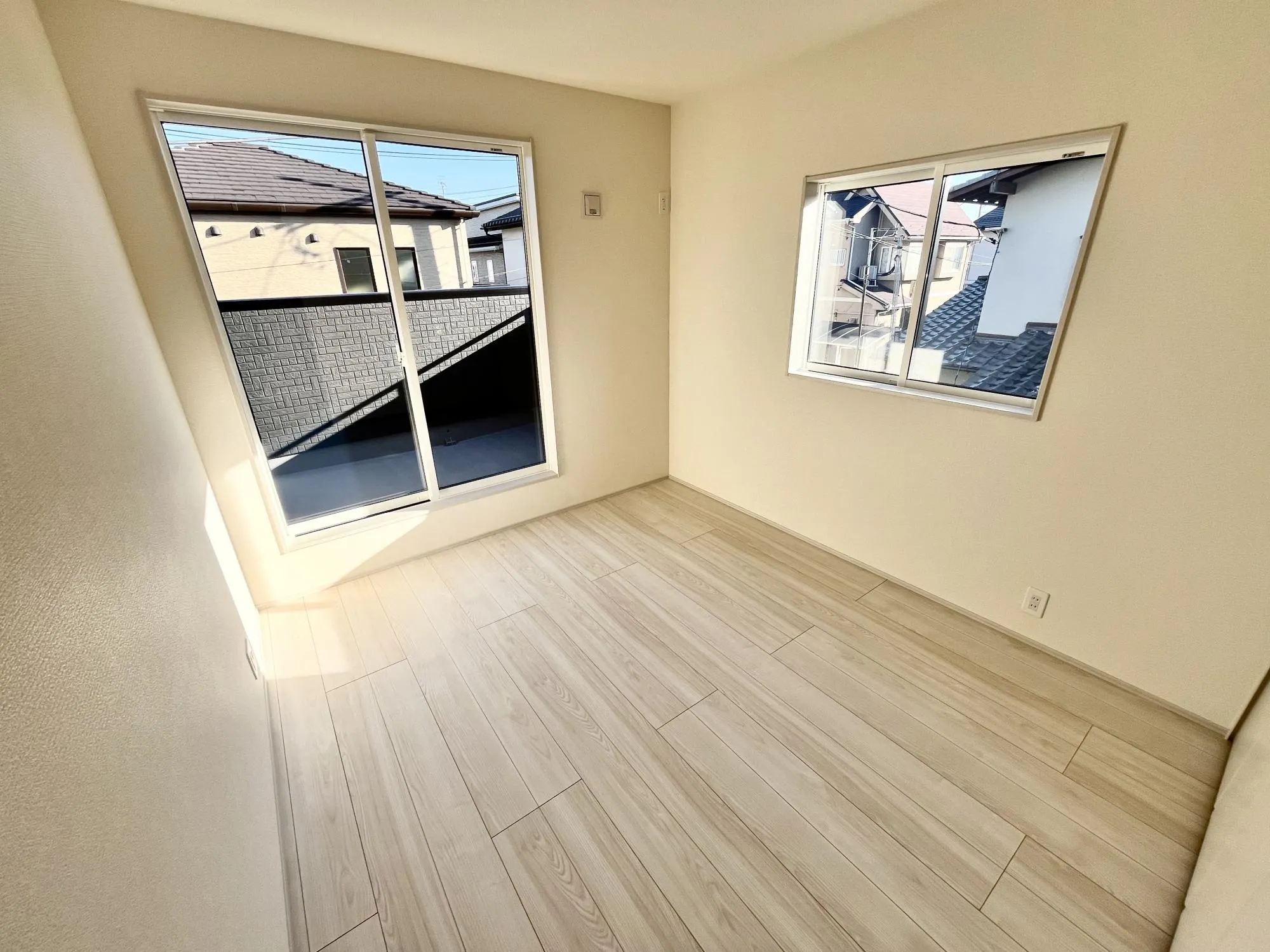 バルコニーに面した明るい洋室