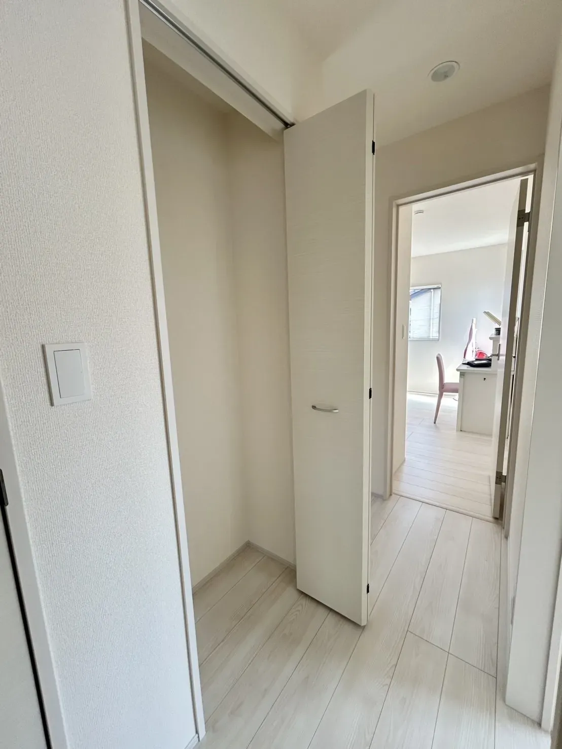 掃除道具や季節物の収納にピッタリの2階廊下収納