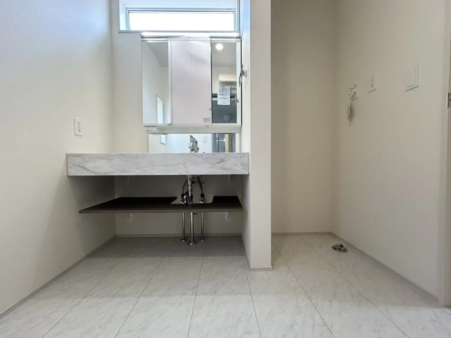 朝の光が差し込む洗面化粧台