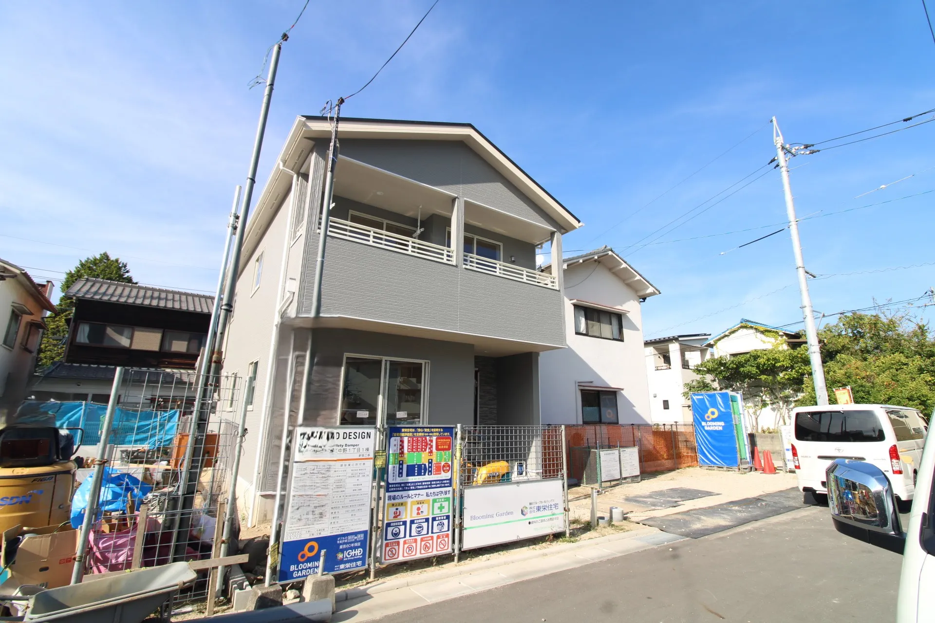 前面道路から見た外観