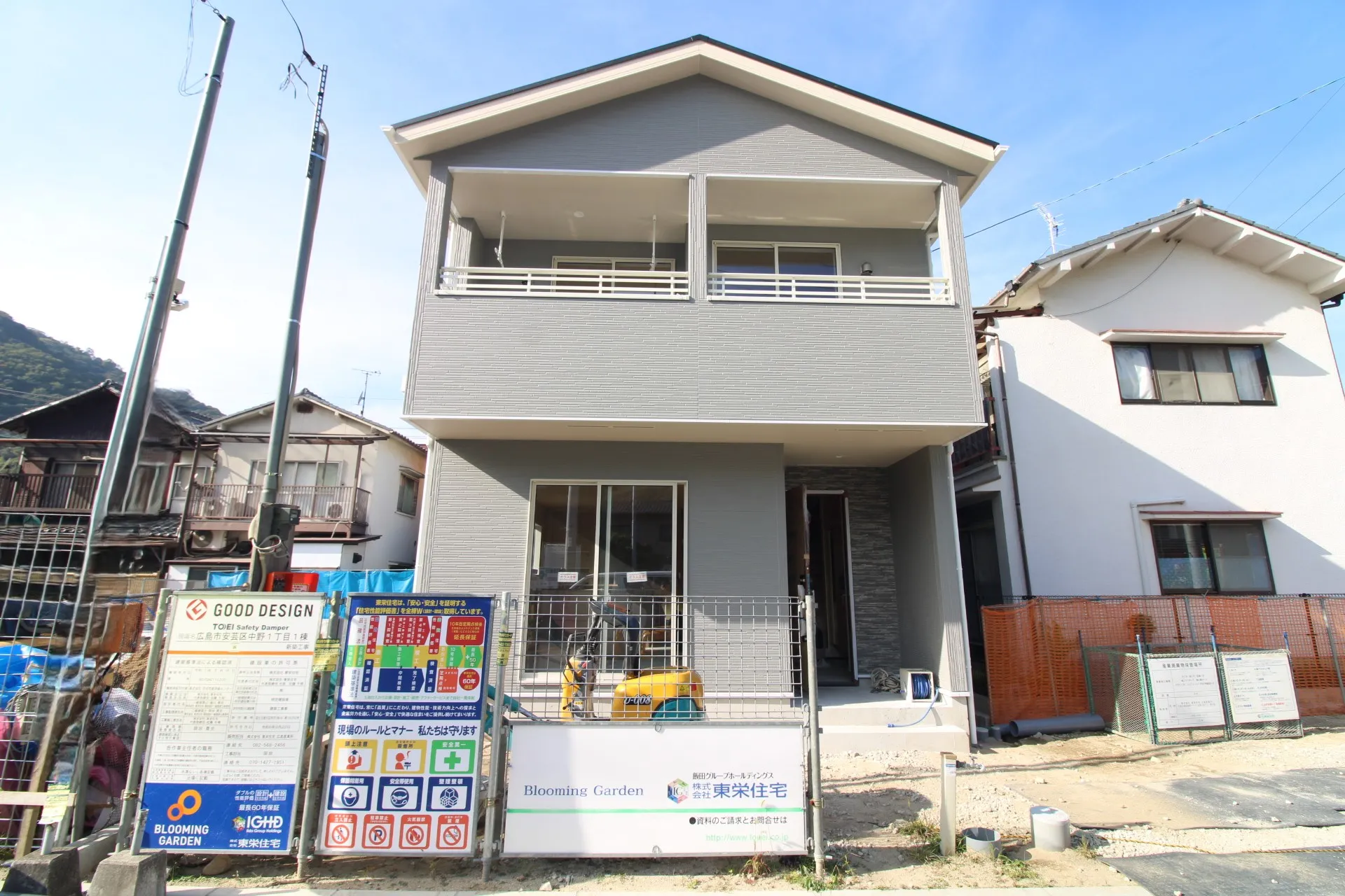 前面道路から見た外観