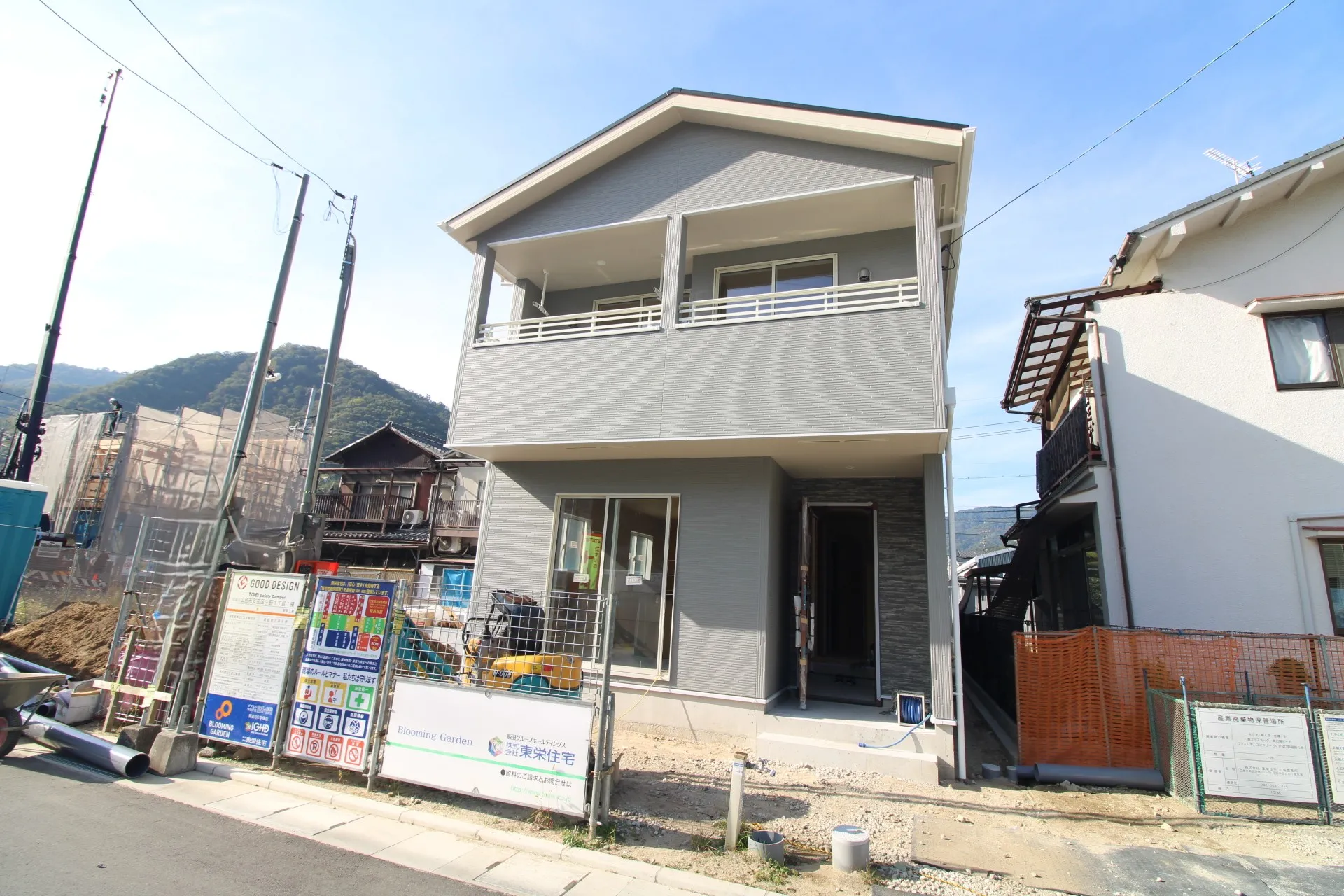 前面道路から見た外観