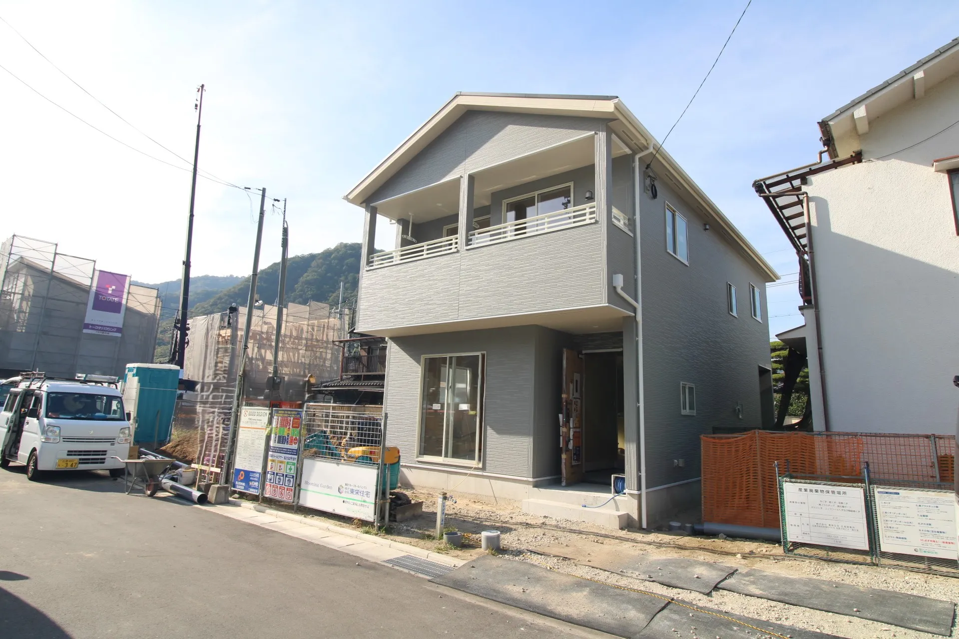 前面道路から見た外観