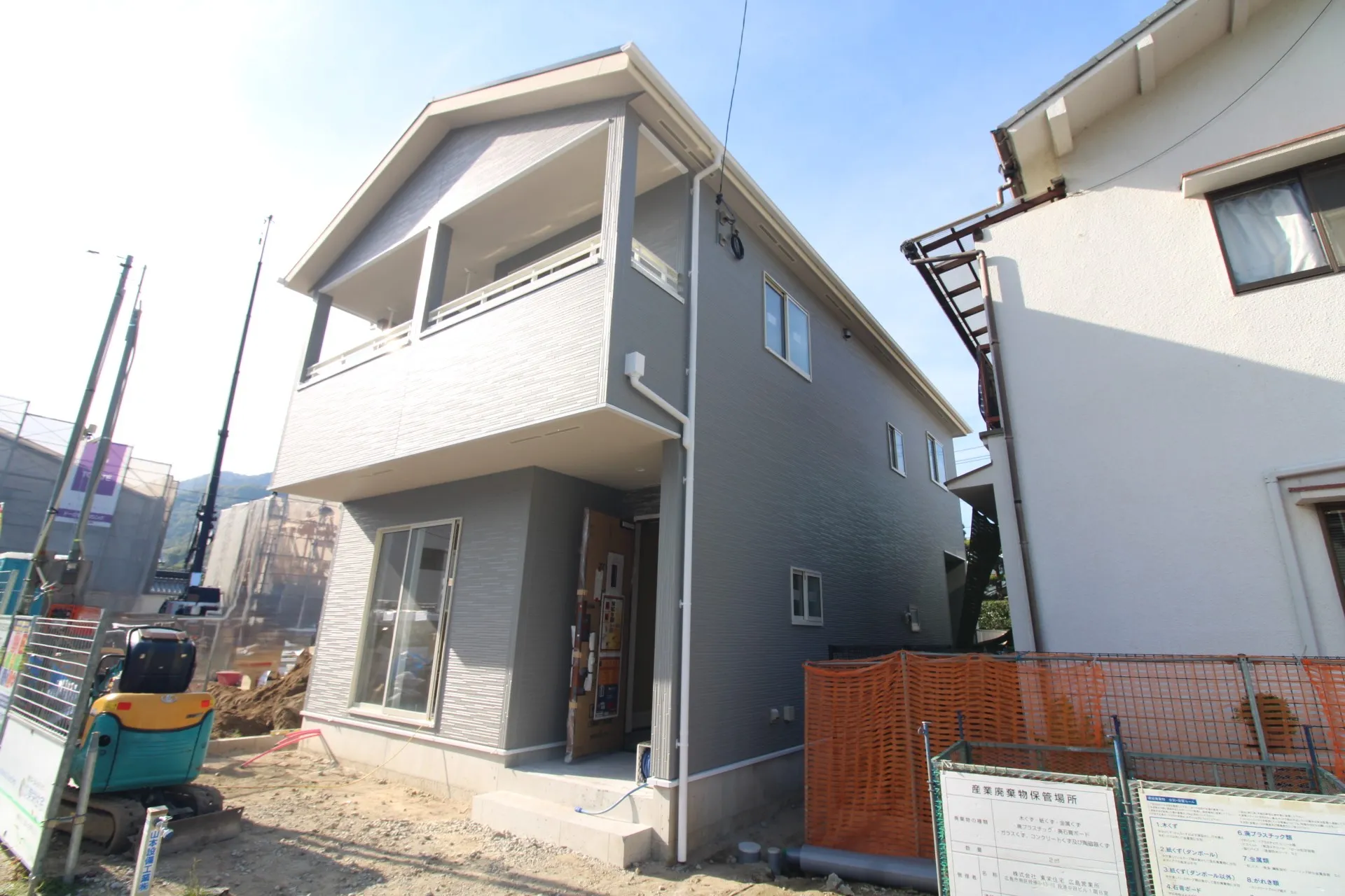 前面道路っから見た外観