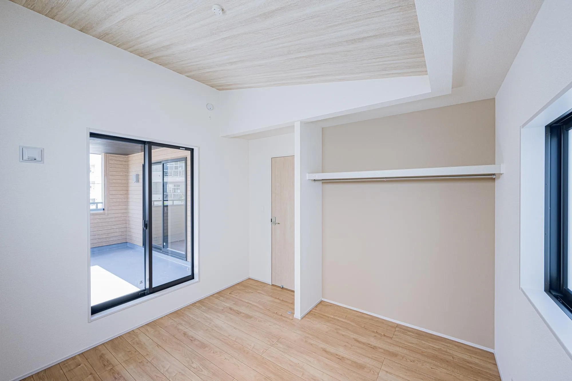 1号棟:洋室5.46帖　勾配天井