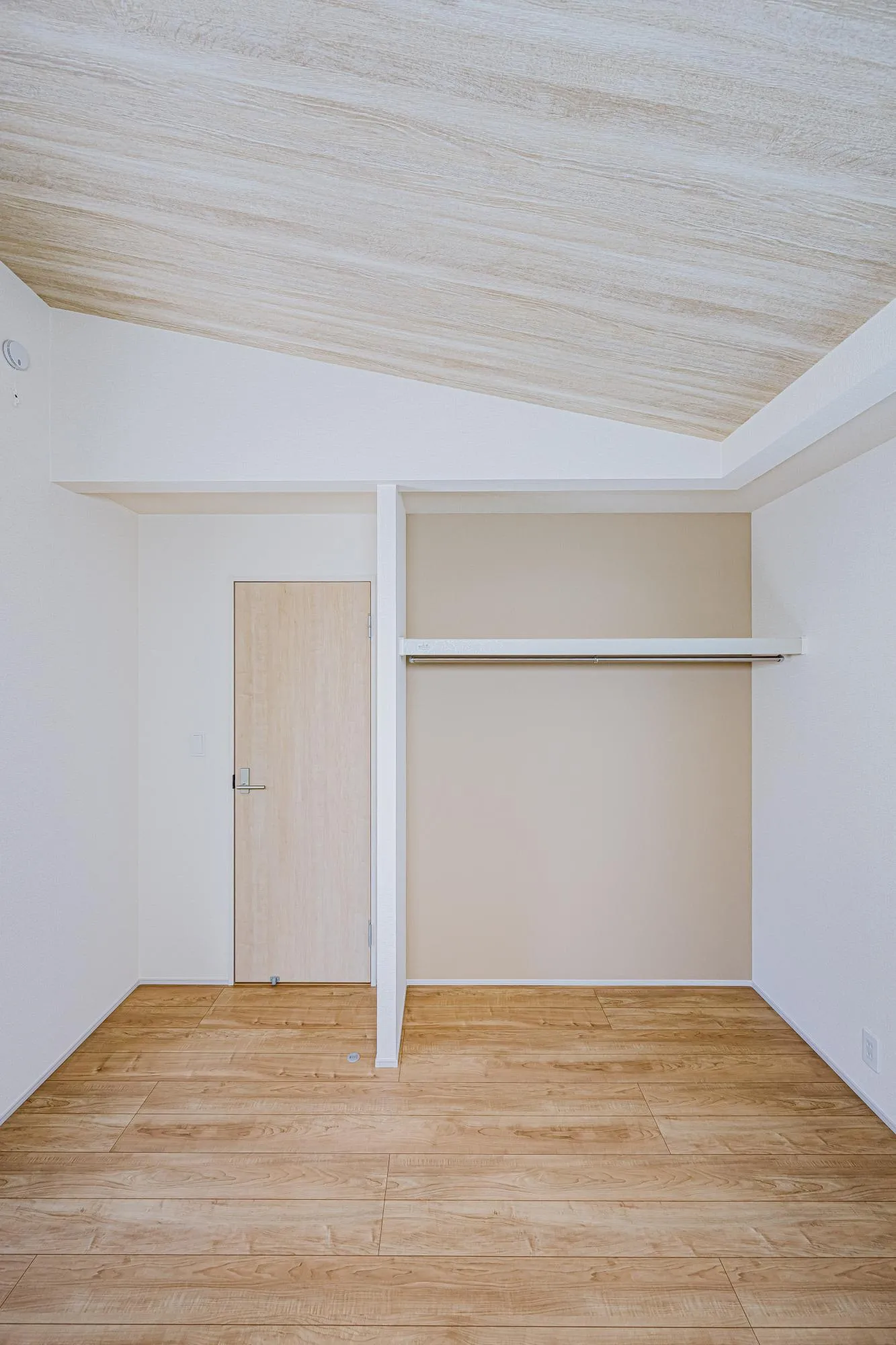 1号棟:洋室5.46帖　勾配天井