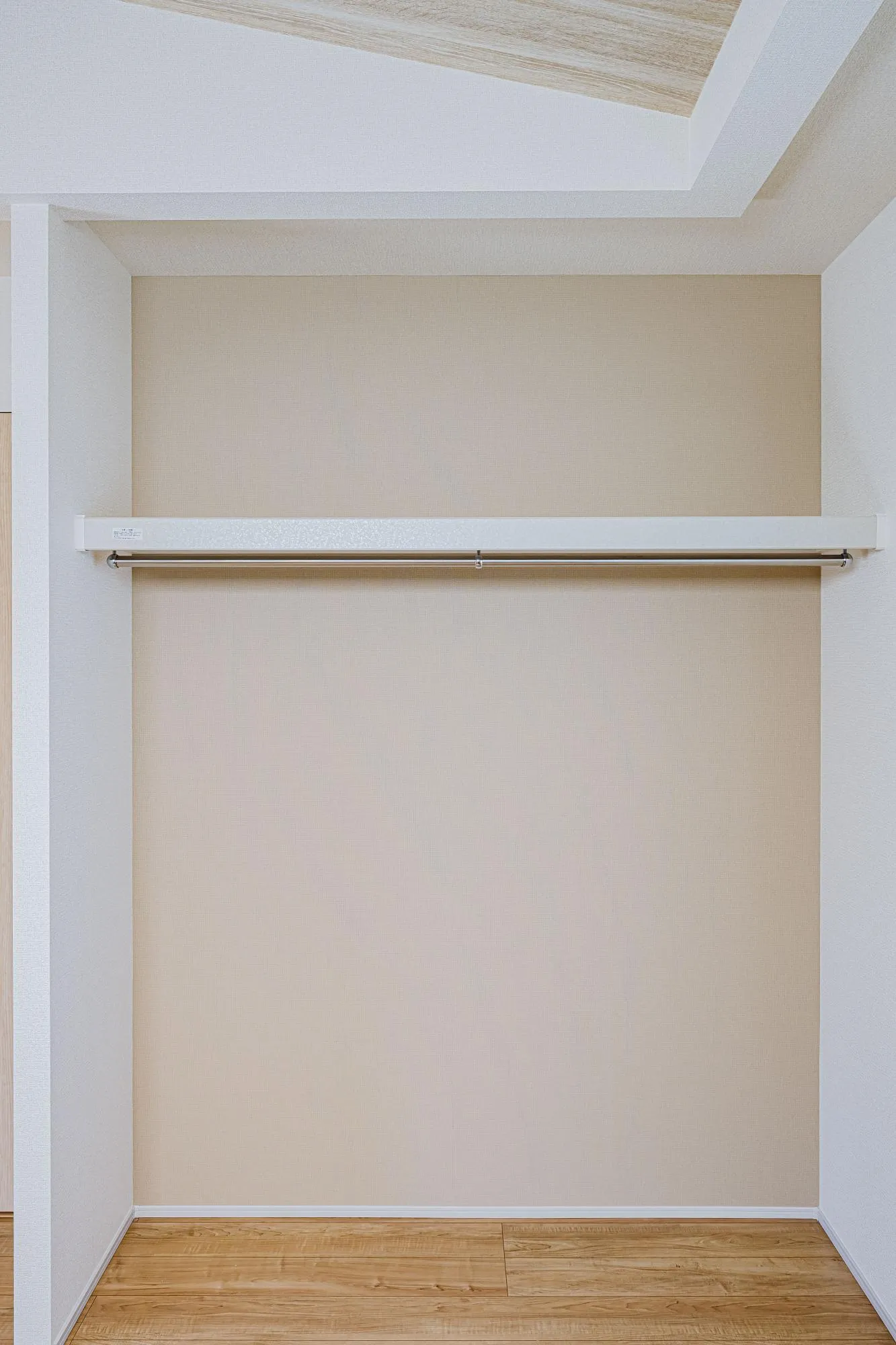 1号棟:洋室5.46帖　勾配天井　オープンタイプ収納(扉の後付け可能)