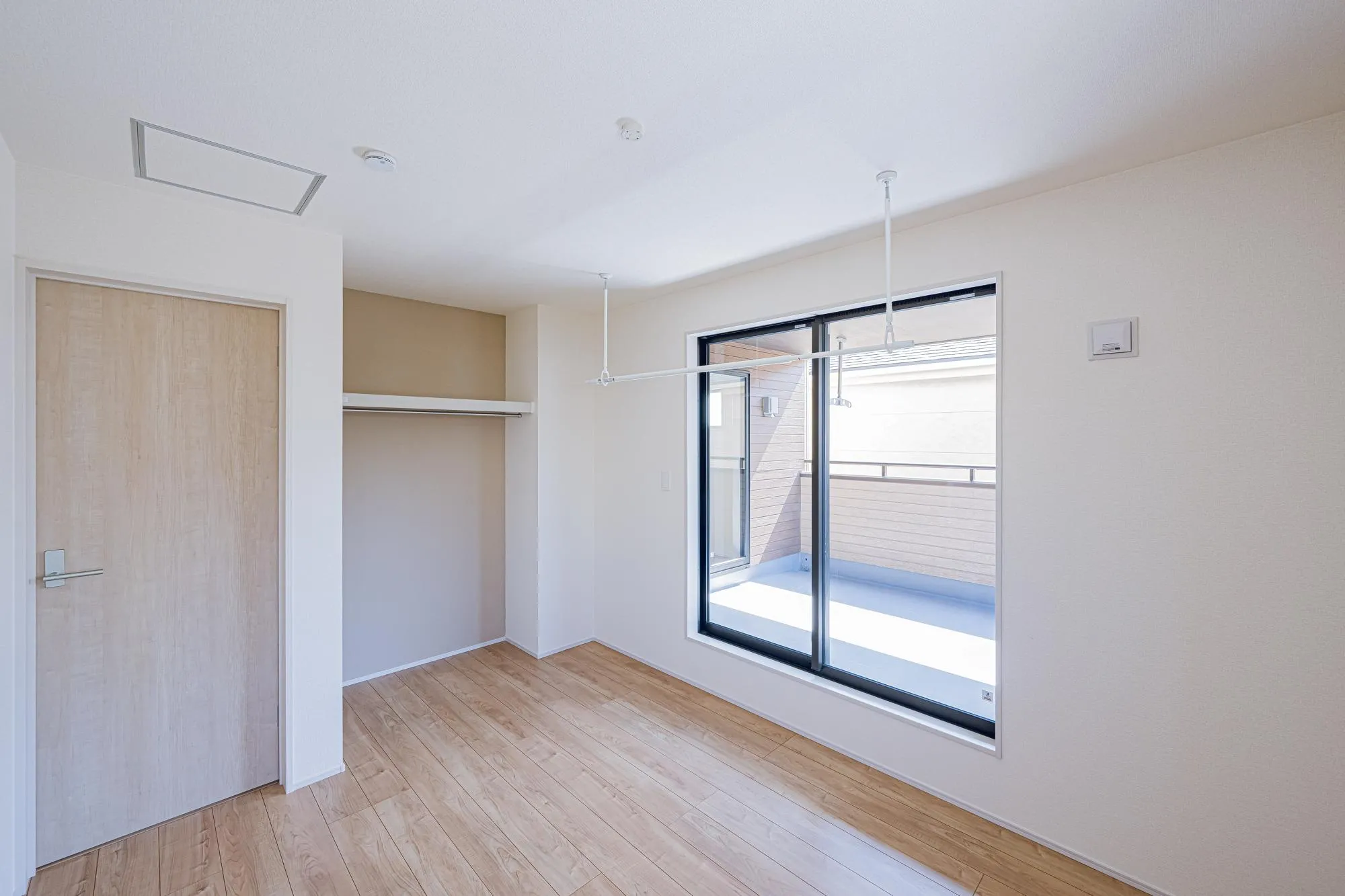 1号棟:洋室5.25帖　室内物干しのある部屋