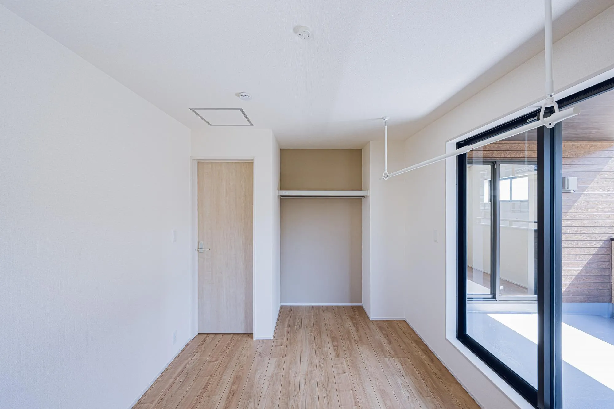 1号棟:洋室5.25帖　室内物干しのある部屋