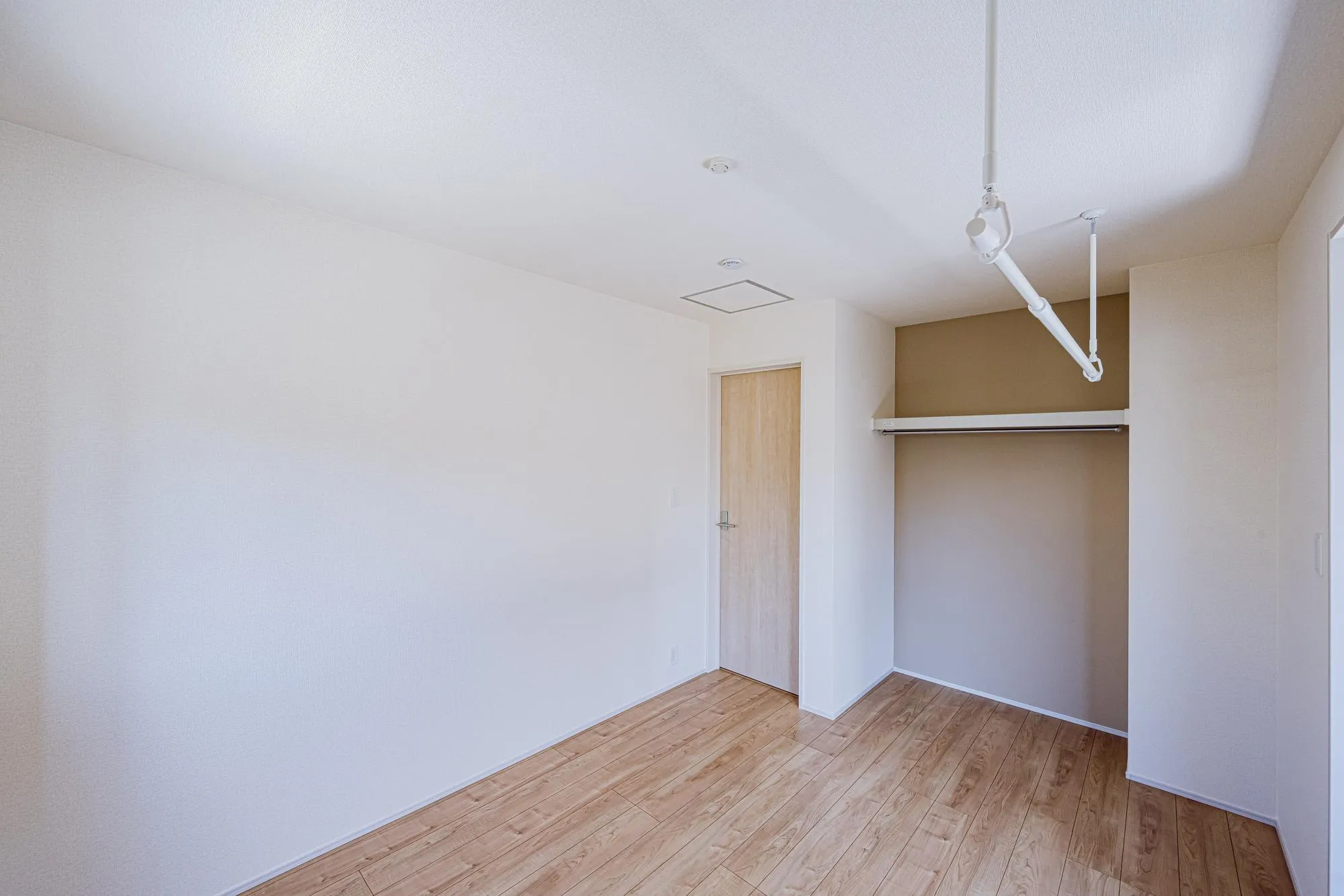 1号棟:洋室5.25帖　室内物干しのある部屋