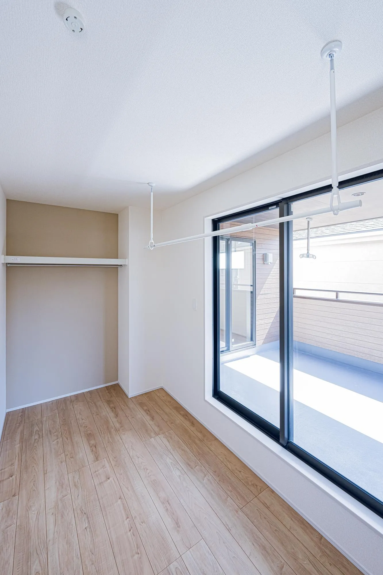 1号棟:洋室5.25帖　室内物干しのある部屋