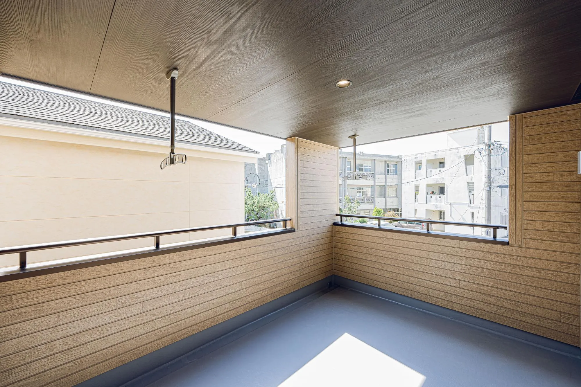 1号棟:2つの部屋にまたがるインナーバルコニー　　