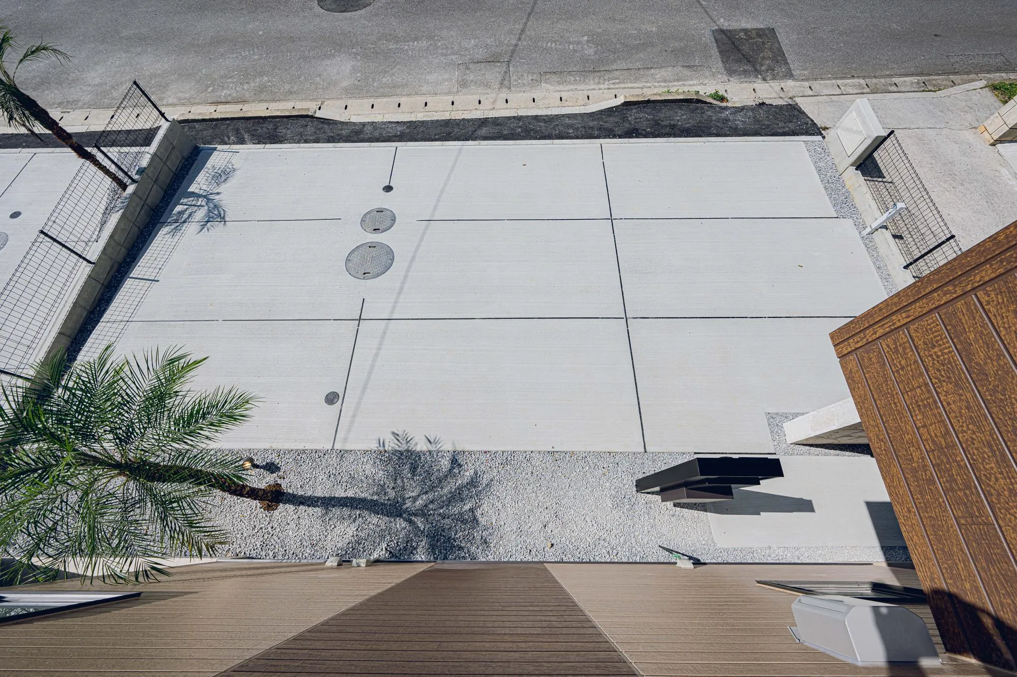 バルコニーからカースペースを見下ろします