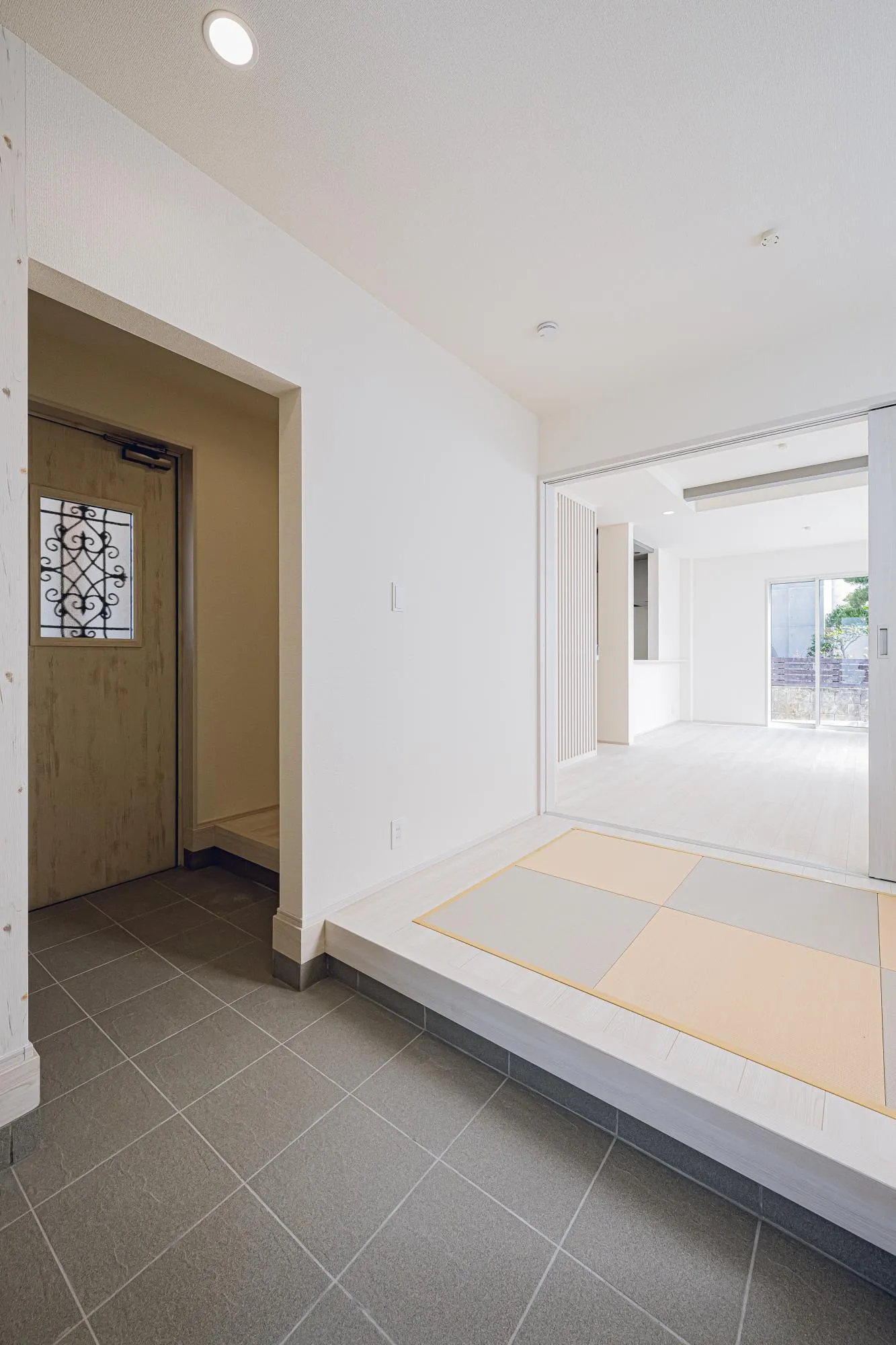 2号棟:玄関土間からのお部屋　　