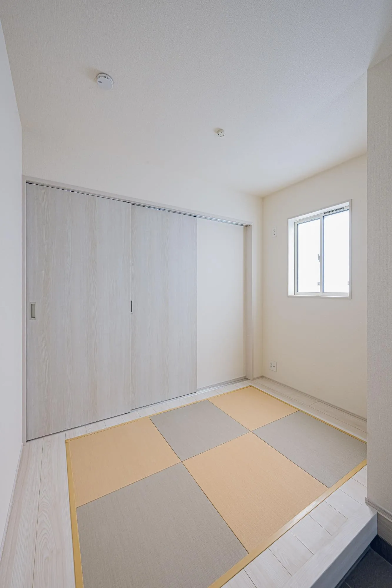 2号棟:玄関土間からのお部屋