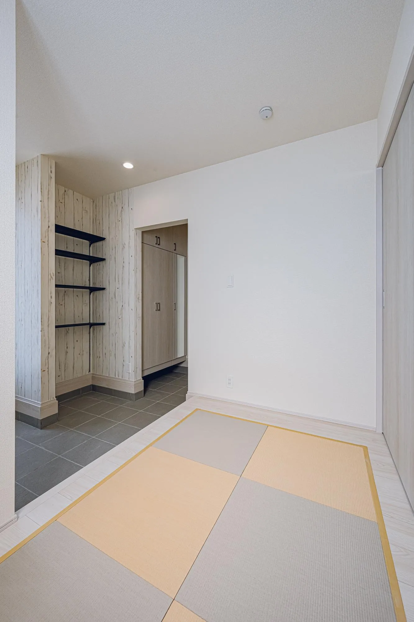 2号棟:玄関土間からのお部屋