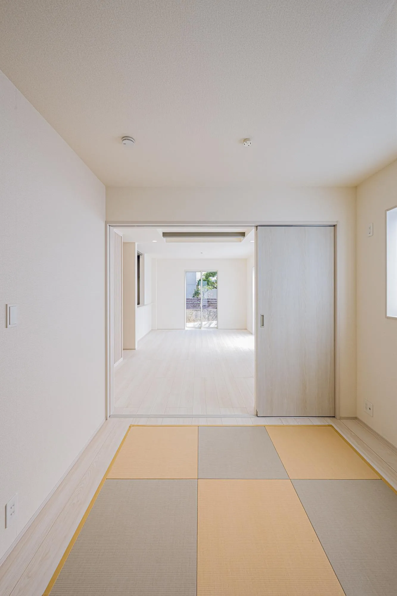 2号棟:玄関土間からのお部屋