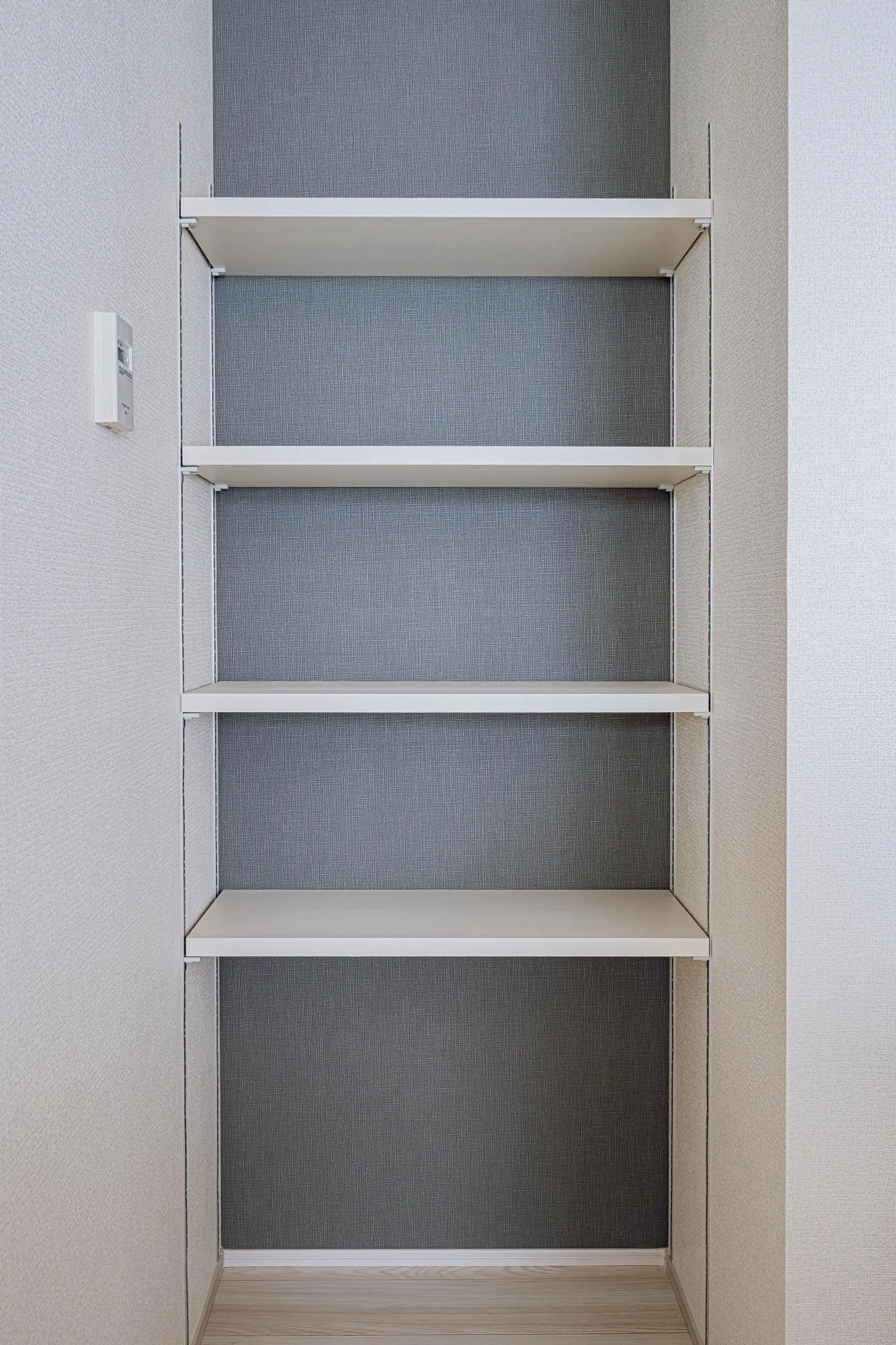 2号棟:キッチン横の収納