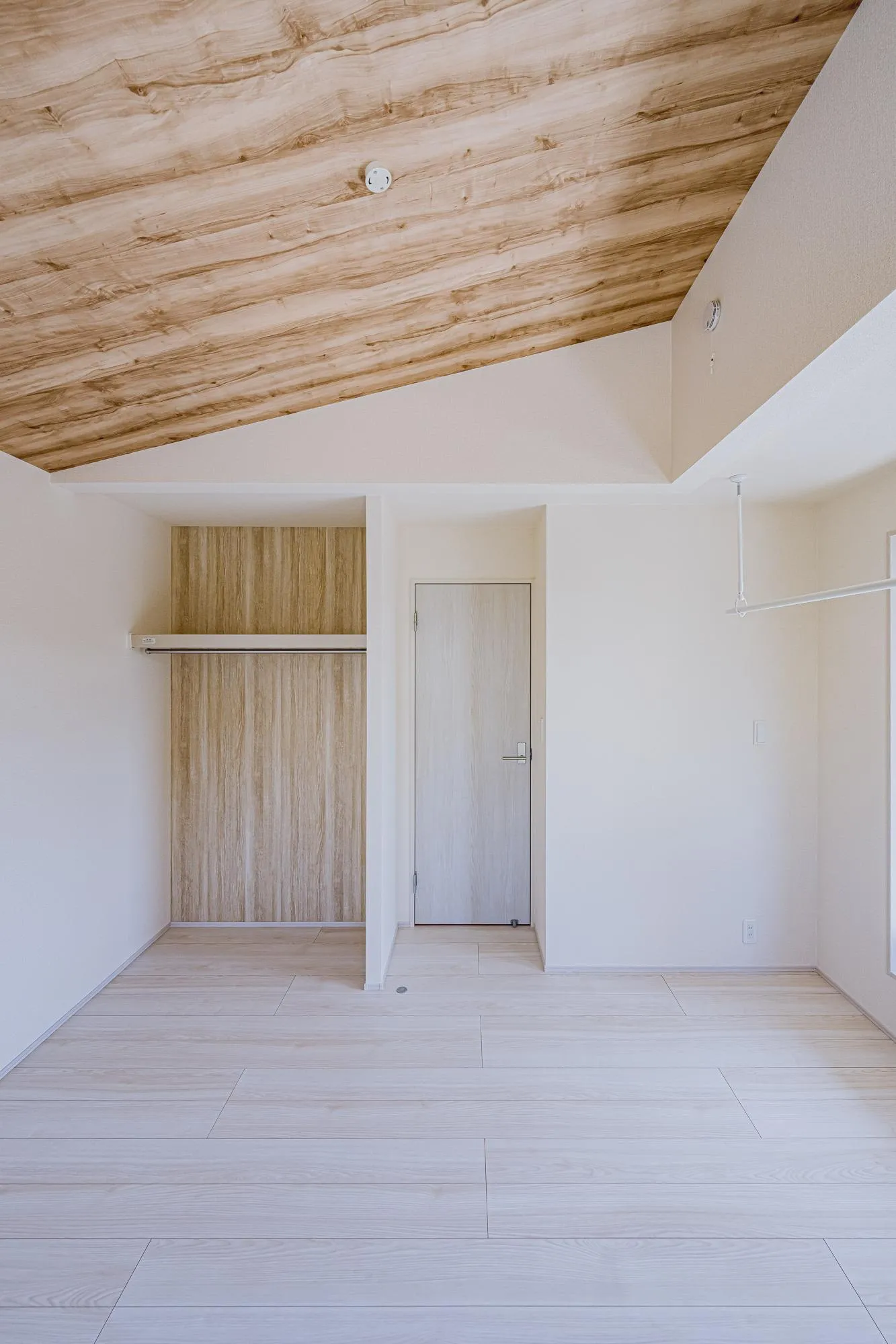 2号棟:洋室6.88帖　勾配天井