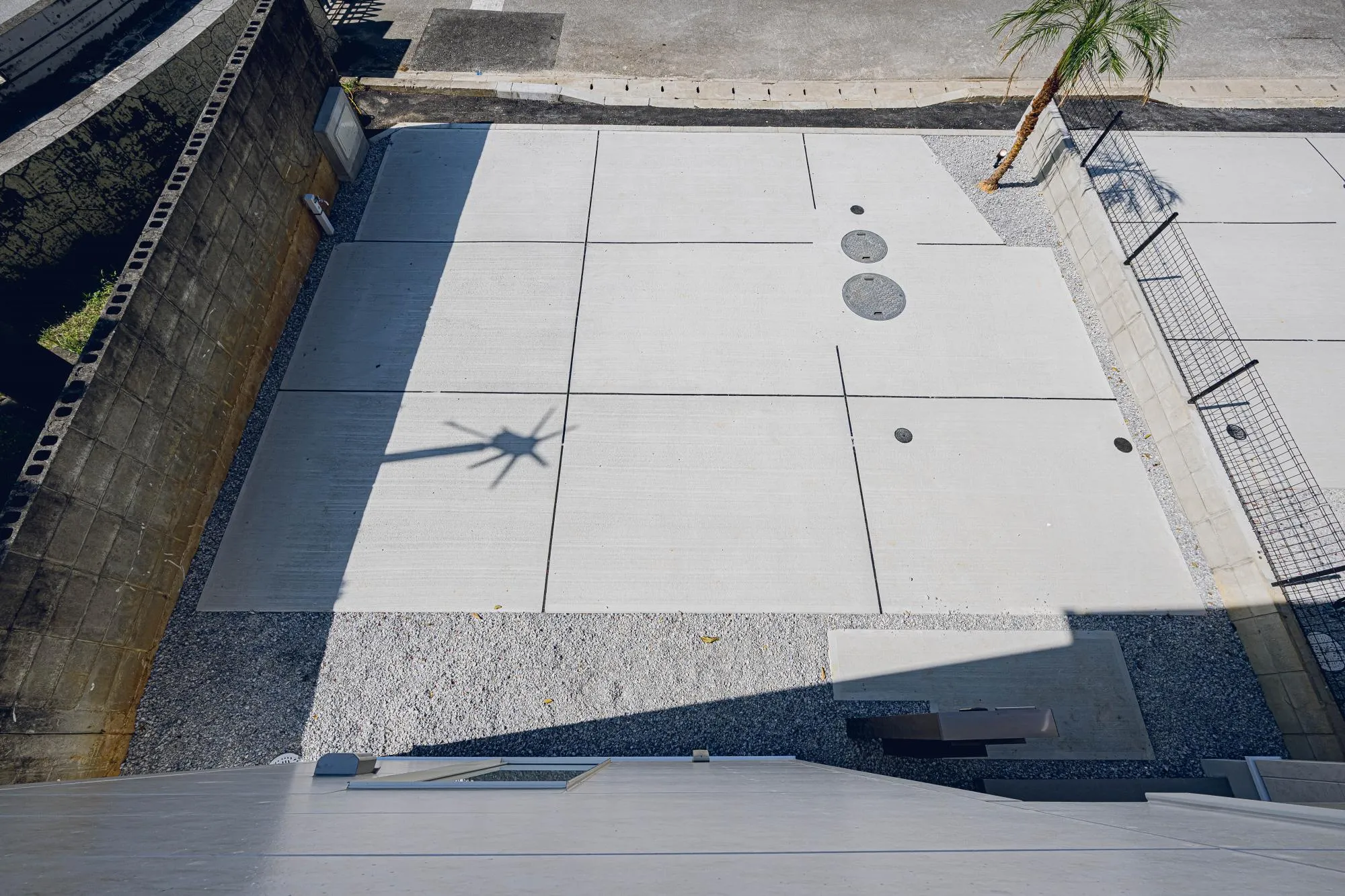 2号棟:インナーバルコニーからカースペースを見下ろします。