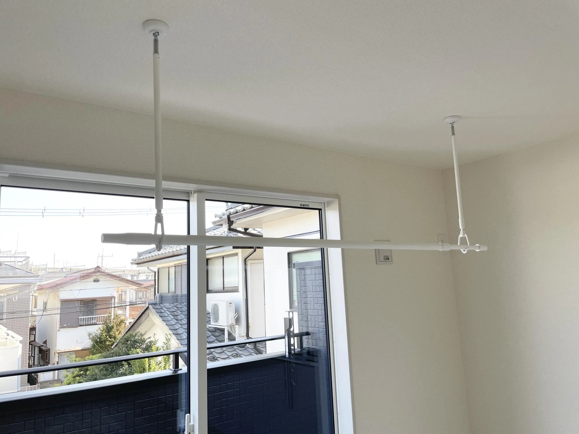 【室内物干】窓際には、吊下げ式の室内物干し付き◎天候や時間帯に関係なく、洗濯物を乾かせます。お好みの高さに調節可能です♪